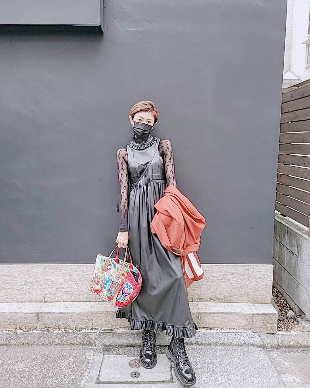 山田優さんのインスタグラム写真 - (山田優Instagram)「あー。 お洒落って楽しいなー。  と感じるこの頃。  早くお洒落して 友達と会ったり ディナーに行ったり 出来たらいいのになー。  ワクワクなお仕事してました♡  #outfit  #bag @louboutinworld  バックのデザインが可愛い過ぎて最高です❤️ さすが @louboutinworld 先生♡♡♡  #onepiece  @pacorabanne  フォルムが完璧😃✌️  #shoes @alexandermcqueen  何でも合う優秀ブーツ！  早く普通の日常が戻りますように‼️」5月7日 13時59分 - yu_yamada_