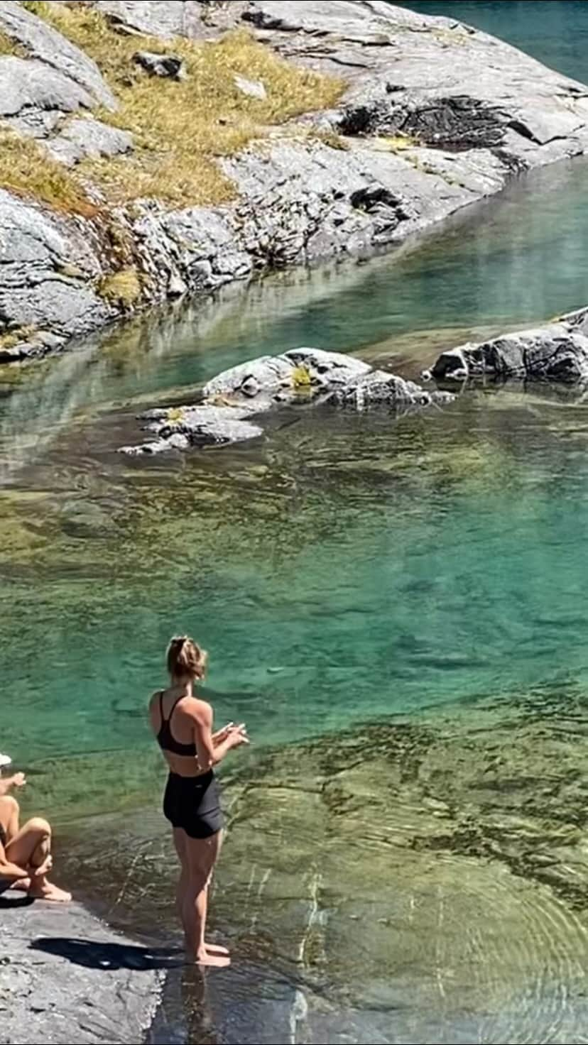 Zoe Ballantyneのインスタグラム：「Lake Erskine, Southland. Such a stunning spot to shoot new @lesmills workouts. So stoked and so grateful to be able to capture behind the scenes magic with my LM team in beautiful Aotearoa. 🖤  Now onto the next filming—Les Mills Auckland City gym + rooftop this weekend!」