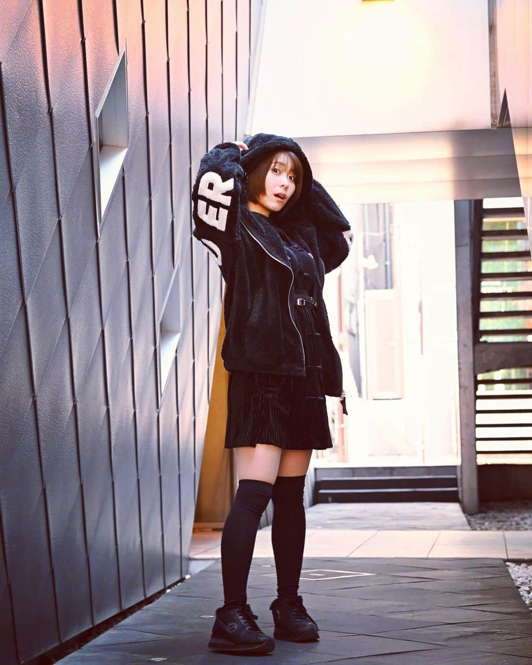 塚田綾佳のインスタグラム：「#ニーハイ すき？🙈🖤🤍 ・ ・ #portrait #ぽん散歩 #原宿 #harajuku  #彼女とデートなうに使っていいよ #SNS用レンタル彼女 #SNSレンタル彼女 #あやぽんコーデ  #155cmコーデ #Sサイズコーデ #Sサイズモデル #ブラックコーデ #インスタグラビア #girl #ショートカット女子 #泳衣系列  #shooting #셀카 #미소녀 #일본인 #非常好 #摄影 #塚田綾佳」