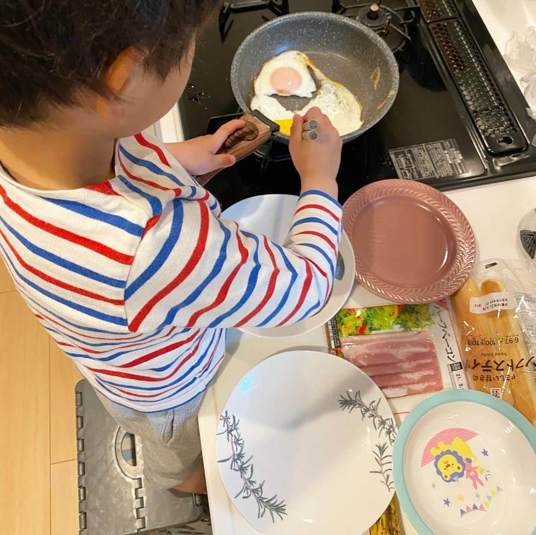 千北英倫子のインスタグラム：「. 5歳になったので週末の朝ご飯は兄が担当することに👨‍🍳 . お皿はどのサイズか🍽 ベーコンは1人何枚か🍳 誰が何を飲むのか☕️🥛 改めて料理って考えることいっぱい！！ 本人もしみじみ「お店って大変なんだねぇ」と いやそこは“お母さん”でいいんじゃないかと思ったけど、まぁいいや . . 肉じゃが作ってくれとは言わない 10年後、仕事から帰った時にお味噌汁と目玉焼きがあったらどんなにありがたいか😭 . そんな将来の私のために、小さなシェフのお手伝いをがんばる💪🏻 . . #家事は家族一丸で」