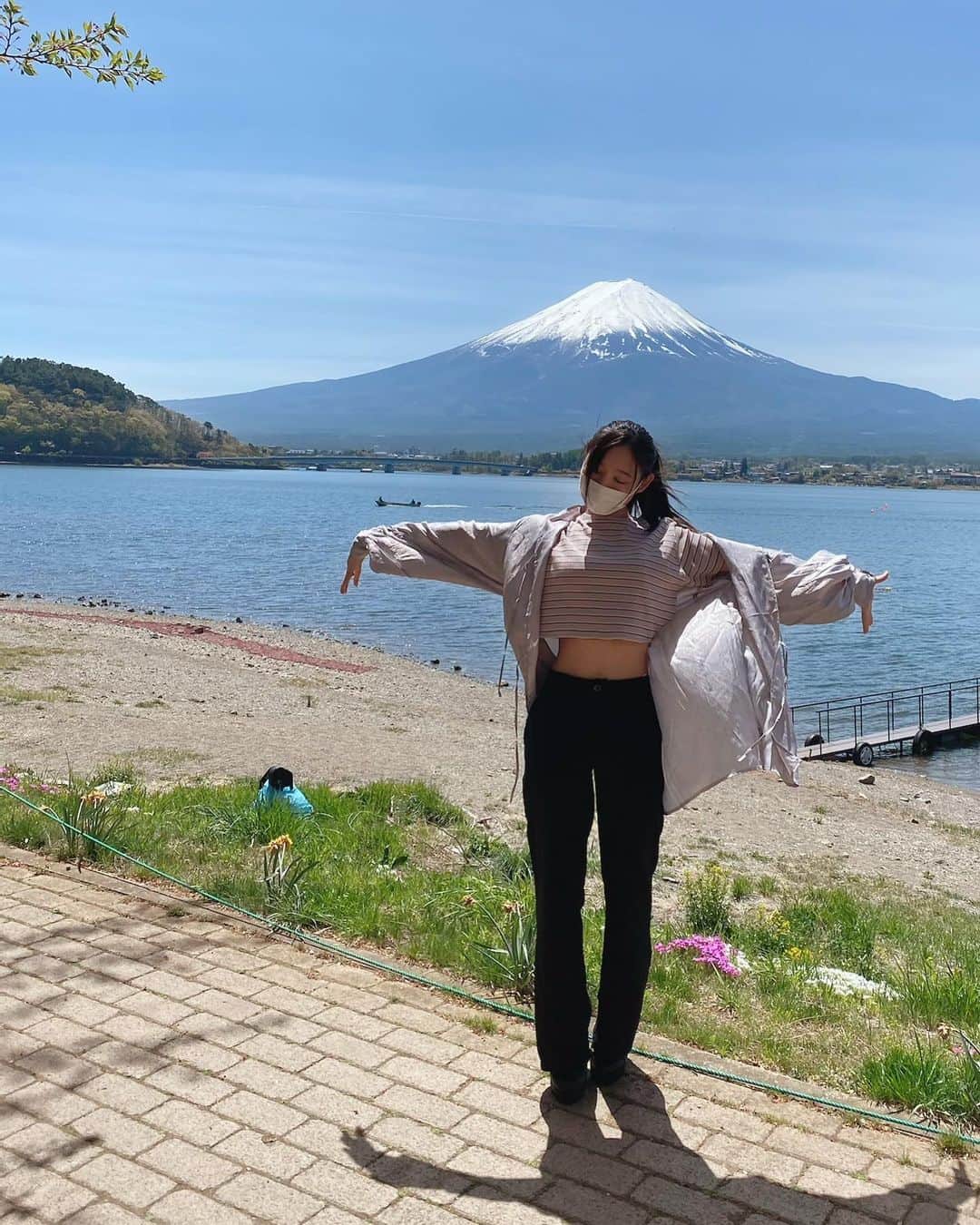 星奈あいさんのインスタグラム写真 - (星奈あいInstagram)「最近このような服を好んで着てますね💫 ウエストは自信あるから出す！ 脚は自信ないから全力で隠してる😂 この黒パンツはGUなのだけど、 形がすごくお気に入りでけっこう履いてます♪ GUはどんどんデザインが可愛くなってるしお値段も可愛いしさいこお🥺♡♡ 飲食が下手で？よく知らぬ間に 洋服が汚れてるわたしの味方〜っ🌟笑  #星奈あい#時差投稿にも程がある#プチプラコーデ#ファストファッション」5月8日 0時33分 - hoshina_r18