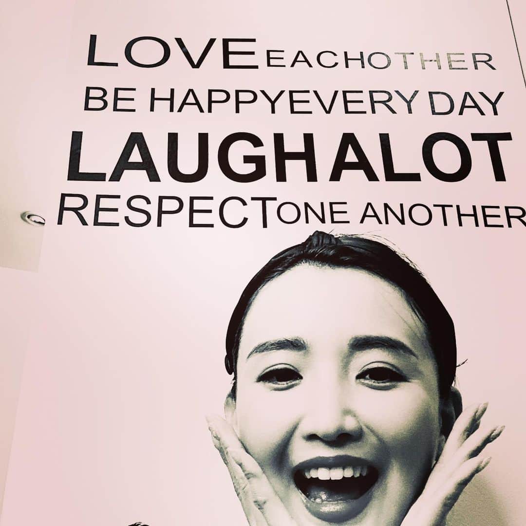 白石小百合さんのインスタグラム写真 - (白石小百合Instagram)「🌈 LOVE EACH OTHER BE HAPPY EVERYDAY LAUGH A LOT RESPECT ONE ANOTHER  ❤️❤️❤️❤️❤️  言葉の力は偉大、世界共通。英語だけど日本人ポーズ。笑　らぶ  #LOVE #HAPPY #LAUGH #RESPECT」5月8日 0時55分 - sayurishirais