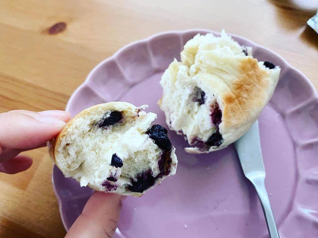 武田訓佳さんのインスタグラム写真 - (武田訓佳Instagram)「🥯🍞🥖 ・ 母のパン教室🤍 ・ くるみの全粒粉プチパン ブルーベリーのベーグル いちじくのベーグル 金時豆のベーグル などなど…💕 ・ ・ 最近一緒にごはんを食べたり いっしょに何かを作ることが多くて 日々の楽しさが増してます🥰 ・ ・ 昔は姉妹ですか？ って言われては喜んでたなぁ😆笑 最近ますます似てきてる。 というか、なんか、同じらしい👩‍❤️‍💋‍👩 siriがいつも戸惑ってる📱 ごめんねsiri👩‍❤️‍💋‍👩 ・ 動画、あえて顔うつってないんやけど どっちがどっちの声か分かります？← さすがにわかるか。笑 答えは下のハッシュタグへ🙈 ・ ・ ・ #ごはんや訓佳 #おやつや訓佳 #パン #🥯 #🥖 #🍞 #パン習い始めました #母のパン教室 #パンづくり #パン教室 #ベーグル #プチパン #ちぎりパン #ピザ #🍕 #メロンパン #は改良の余地あり😅 #もうすぐ #母の日 #いつも心配してくれてありがとう #今年はパン作りの道具を贈ります #動画の声 #分かりました？ #話し始めが母 #あとが私 #えっそうなん #は母の声 #何回聞いても2人とも自分に聞こえる #🤣」5月7日 16時08分 - kunika0117