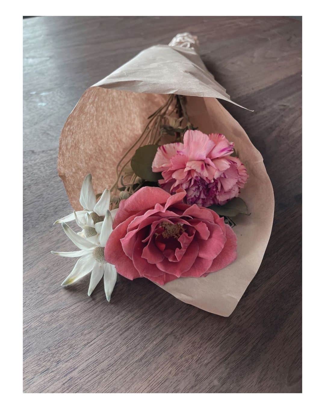 板野友美さんのインスタグラム写真 - (板野友美Instagram)「新入りさん💐  #お花のある暮らし  #lifestyle  #flowers  #友Style」5月7日 16時08分 - tomo.i_0703