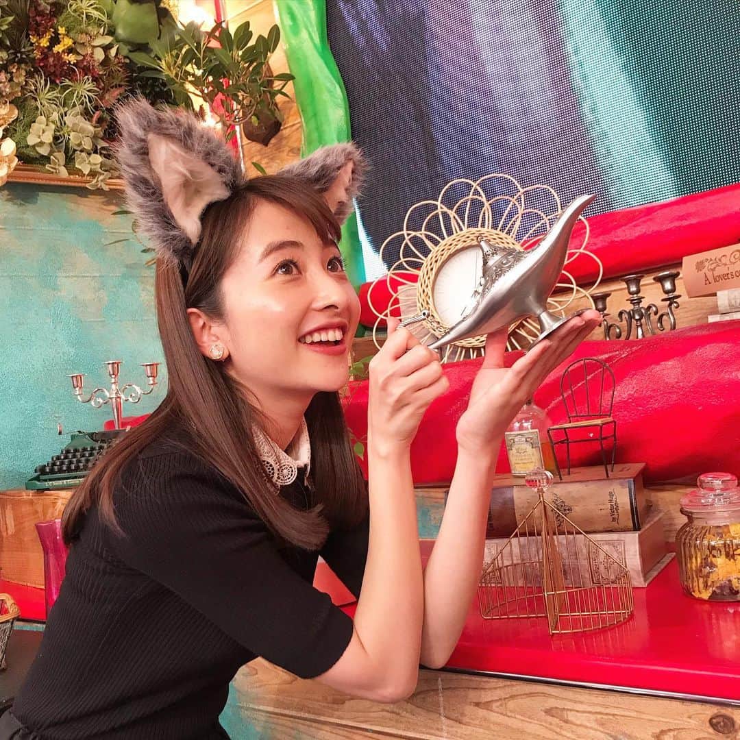 のインスタグラム：「オオカミ少年🐺の金曜日！ よる7時から〜  スタジオのセットは絵本の中みたいで かわいいのです。 今回はアラジンに出てきそうなランプを発見🧞‍♂️  #オオカミ少年  #TBS #華金はオオカミ少年で！ #1週間早すぎる」