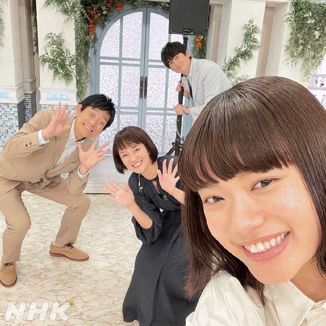 あさイチさんのインスタグラム写真 - (あさイチInstagram)「鈴木です。  今日のプレミアムトークのゲストは杉咲花さん。  「朝ドラのヒロインと一緒に朝ドラを見る」という、 私にとって初めての経験！不思議な気持ちでした。  ドラマでは40代後半の千代さん、 お話しすると23歳の自然体な杉咲さん。 朗らかに笑う姿は10代の少女に見える瞬間もあって… 本当に魅力的でした。  成田凌さんやトータス松本さんとのエピソードも 素敵すぎて、一平やテルヲのことを ちょっとだけ許せた気が（笑）  さらに「おちょやん」の主題歌を歌う、 秦基博さんも登場！（2枚目👉）  アコースティックギターで歌う 「泣き笑いのエピソード」と「鱗」最高でした！！  あと1週間、 「おちょやん」と「泣き笑いのエピソード」の完走を 皆で見届けましょう！  #おちょやん #杉咲花 さん #千代  #成田凌 さん #一平 #一平憎んで成田憎まず #トータス松本 さん #テルヲ #テルヲ憎んでトータス憎まず #秦基博 さん #泣き笑いのエピソード #鱗 #博多華丸大吉 #鈴木奈穂子 アナ #nhk #あさイチ #8時15分から」5月7日 16時51分 - nhk_asaichi