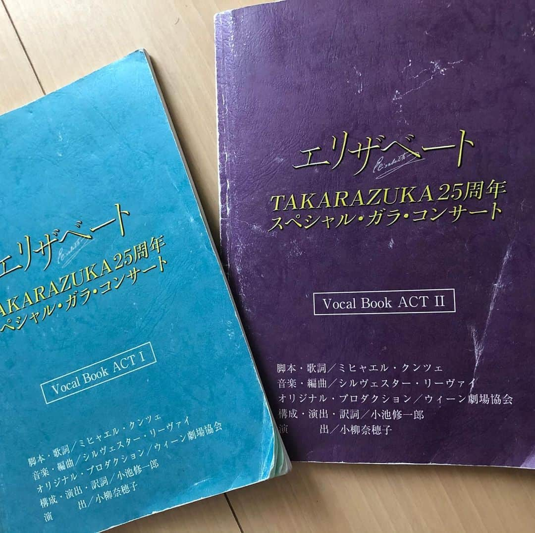 鳳真由さんのインスタグラム写真 - (鳳真由Instagram)「ひと息つきまして‥  前回の投稿にたっくさんのいいねとコメントを頂き感無量です。本当にありがとうございました！全てじっくり、何度も読ませて頂きました🙏生きる糧となっております！  さて‥  5/5に無事千秋楽を迎えました『エリザベートガラコンサート』 について語りたいと思いますっ！  まず始めにこの様な状況下において無観客という形ながら公演を行えたこと、また実行にあたり尽力をして下さった全ての皆様、 まりんさん（悠真倫さん）のお言葉を拝借して ライブ配信という仕組みを考えてくださった方 そして何より画面越しにご覧頂いたお客様 全ての方々に心からの感謝と、尊敬の念をたっぷりとお送り致します。本当にありがとうございます。  この地球上に爆誕された 望海風斗ート閣下 5/3のお誕生日（いや黄泉の帝王だから命日‥?難しい） 手帳に毎年刻まれることでしょう。  そのくらい、私の人生においても大きな大きな出来事でした。 誕生の瞬間に居合せられた奇跡に心から感謝です。  偉大な先輩方との共演、大きな劇場での上演、そしてなにより25周年も続いた伝統ある万人に愛され続けている作品 「エリザベート」への出演は  お話を頂いてからずっと震える程の身に余る出来事で もちろん恐怖も 私に出来るはずないという負の暗示も 謎の腹痛も 東京初日前日には奥歯（仮歯）がぽろっと取れるというハプニングも 色んなことが降りかかってきましたが  今思うことは 本当に参加出来てよかった！！ということです。  宝塚歌劇団在団中の様に同じメンバーで何年もずっと過ごしているわけでもなく 全員がコンスタントに舞台を経験しているわけでもない 色々な背景を背負って集結した  このカンパニー  私は全日程を共に過ごしていませんが  千秋楽が終わった今でも  「ただいまー」 とふと帰りたくなるくらいの温かく楽しい場所であり、団結力とパワーがすごくて、いつも大きな大きな刺激をお一人お一人から頂いていました。 同期と一緒の時間を過ごせたことも宝物です。 出逢いに感謝‼︎  これから一年かかるのではと心配になるほどお稽古場から溜め込んだ写真がたーっくさんあるので ゆっくり投稿していきたいと思います。お付き合い頂ければ嬉しいです！  #エリザベートガラコンサート  写真は千秋楽の幕間までずーーっとお世話になったバイブルたち。 特にソングブックはぼろぼろになってしまいましたが😭一生の宝物です。  #目指せ1日1投稿2021」5月7日 16時53分 - ootorispecialpanic