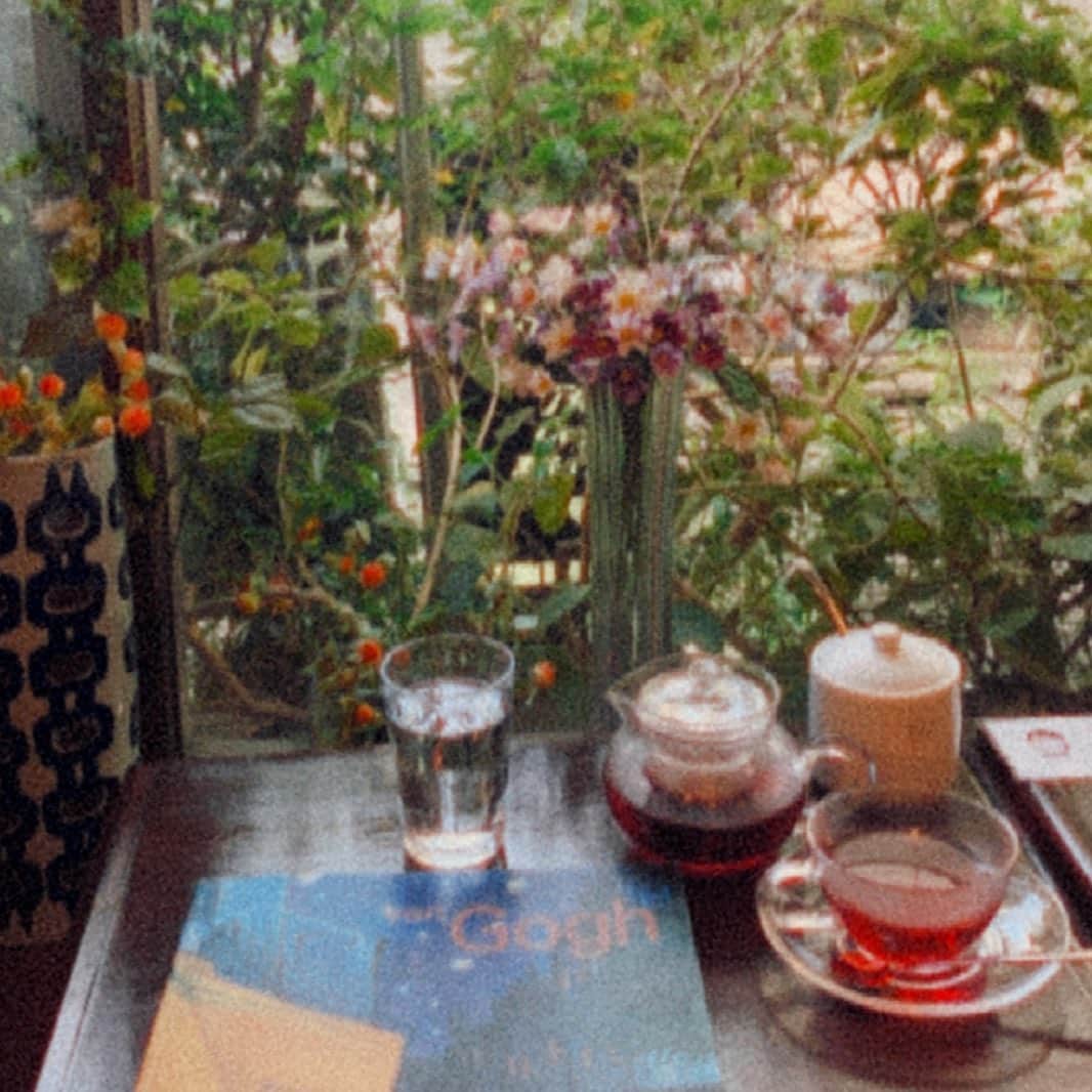 Sakuのインスタグラム：「💐 最近、純喫茶がお気に入りです☕️ 一日ではしごすることも。  不思議と、純喫茶の空間だからこそ、 生まれる会話や発想がある気がして...🕊 時間の流れも、ゆったり感じることが出来る。  おばあちゃんの家を思い出して 安心するからかなぁ💭  さり気なくあるゴッホの本やお花も、 絵画みたいで素敵🖼」