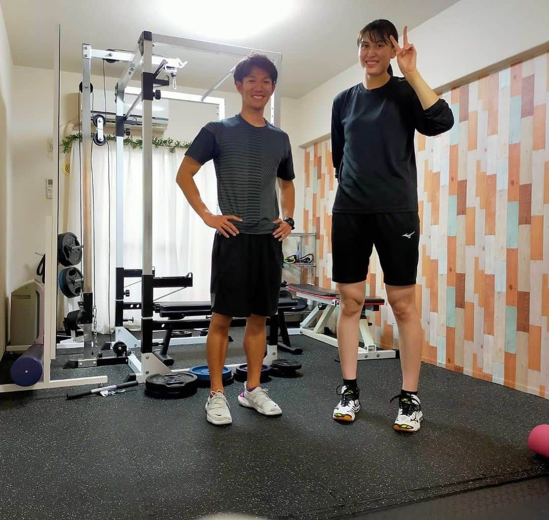 入澤まいのインスタグラム：「🏋🏻‍♀️💪🏻 . 今日は @personalgym_kato さんのパーソナルジムで トレーニングをさせていただきました🏋🏻‍♀️🔥 明日は筋肉痛確定です😂 . 分かりやすく指導してくれますし、 自分に合った強度でメニューを組んでくれます💪🏻 なので、普段自分でトレーニングしてる方も プロの方に見てもらうことでフォームの確認だったり 弱いところの追い込みも出来ます🙆🏻‍♀️ トレーニングしたことないよ･あんまりしないよって方でも それぞれの目的に合わせて組んでくれます！！ . 錦糸町駅南口から徒歩10分弱の所にあるので 気になる方は是非加藤さんのインスタに飛んでみてください！！ (写真･文どちらにもタグ付けしてあります🔖) . #パーソナルジム #錦糸町」