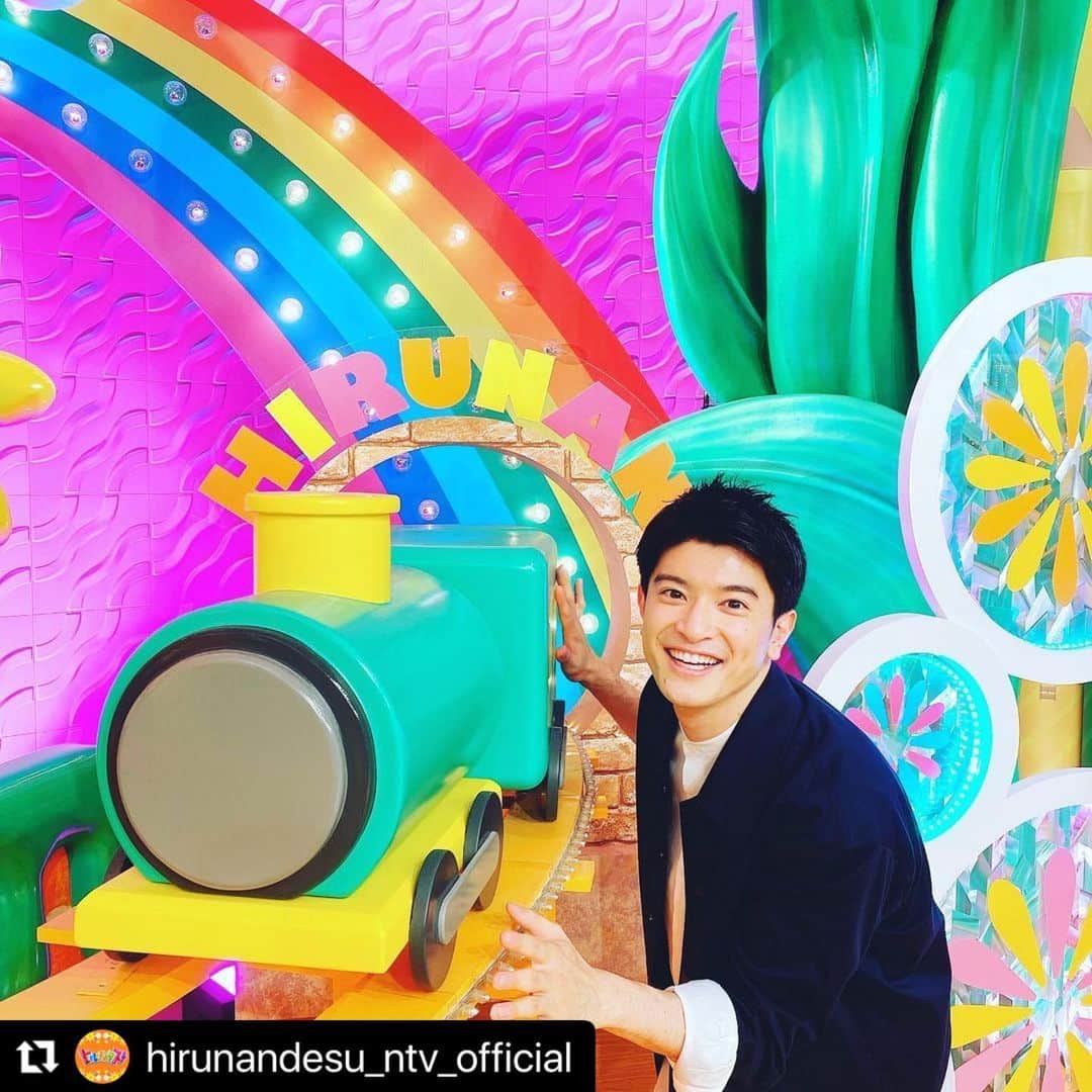 篠原光のインスタグラム：「. このあと6時15分から、 ヒルナンデス！アカウント @hirunandesu_ntv_official でインスタライブ📻 お時間あればぜひ！  . #Repost @hirunandesu_ntv_official  ・・・ ☆篠原アナからお知らせ☆  明日、5月7日(金)よる6：15〜  インスタライブを行います🙌  みなさんがどんなゴールデンウィークを過ごされたかなど、色々とお話を伺えればと思います‼️ お時間ある方、ぜひご参加ください😃  写真は旅に行きたいけど今は我慢なので…スタジオにある列車と撮った篠原アナ🚞 セットには食べ物以外にも楽しい仕掛けがたくさんあります🎶 ©︎日本テレビ  #ヒルナンデス  #インスタライブ  #放課後ヒルナンデス  #滝菜月  #篠原光  #セットでパシャリ」