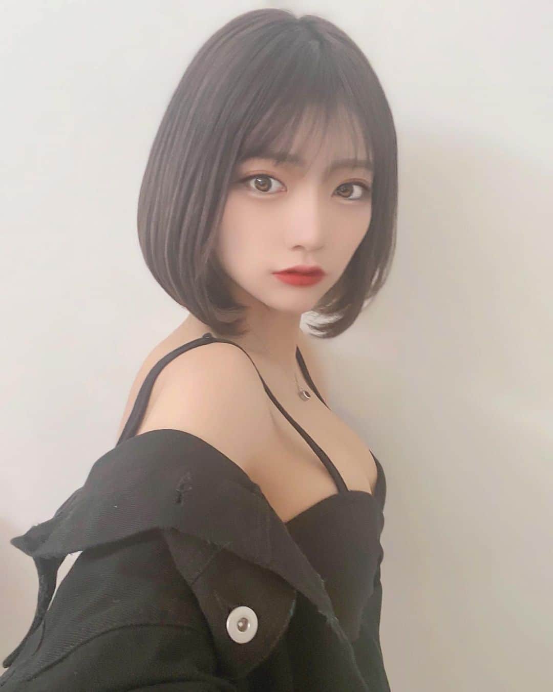 美女美容事情さんのインスタグラム写真 - (美女美容事情Instagram)「《かわゆいショート美女😚💖》 *⁠ 今回ご紹介させて頂きますのは!!👀❤︎⁠⠀ ⁠⠀⁠⠀⁠⠀⁠⠀ Y u i N a ☁️さん< @y_i_n35 > の素敵なお写真📸⁠⠀⁠⠀⁠⠀⁠⠀ *⁠⠀⁠⠀⁠⠀⁠⠀ 可愛すぎるショートヘア女子💖⏱ シンプルな黒コーデに腕時計が合ってますね!!😊✨ *⠀⁠⠀⁠⠀⁠⠀⁠⠀ Y u i N a ☁️さん< @y_i_n35 > ⁠⠀⁠⠀⁠⠀⁠⠀ 素敵な投稿ありがとうございました☺️📸✨ *⠀⁠⠀⁠⠀⁠⠀⁠⠀ Y u i N a ☁️さんのアカウントには他にも素晴らしい投稿が沢山ありますので是非覗いてみてくださいね💁‍♀️💙⁠⠀⁠⠀⁠⠀⁠⠀ *⠀⁠⠀⁠⠀⁠⠀⁠⠀ △▼△▼△▼△▼△▼△▼△▼△▼△▼ ⁠⠀⁠⠀⁠⠀ ❤🧡💛「美女美容事情」💚💙💜⠀⠀⠀⠀⠀⠀⠀⠀⠀⠀⠀⠀⠀⠀⁠⠀⁠⠀⁠⠀⁠⠀⁠⠀ 👇掲載ご希望の方は👇⠀⠀⠀⠀⠀⠀⠀⠀⠀⠀⠀⠀⠀⠀⠀⁠⠀⁠⠀⁠⠀⁠⠀⁠⠀ @b_b_j.jタグ付けと🖤 # ビジョビ ⁠⠀ 🖤タグ付けお願いします✨⠀⠀⠀⠀⠀⠀⠀⠀⠀⠀⠀⠀⠀⠀⠀⁠⠀⁠⠀⁠⠀⁠⠀⁠⠀ △▼△▼△▼△▼△▼△▼△▼△▼△▼ ⁠⠀⁠ #美女 #美容 #腕時計 #かわいい #ショートヘア #ショート女子 #ショートヘア女子 #短髪女子 #黒コーデ #ブラックコーデ #ファッション #ダニエルウェリントン #DWセラミック  #Iconiclinkceramic #danielwellington」5月7日 17時36分 - b_b_j.j