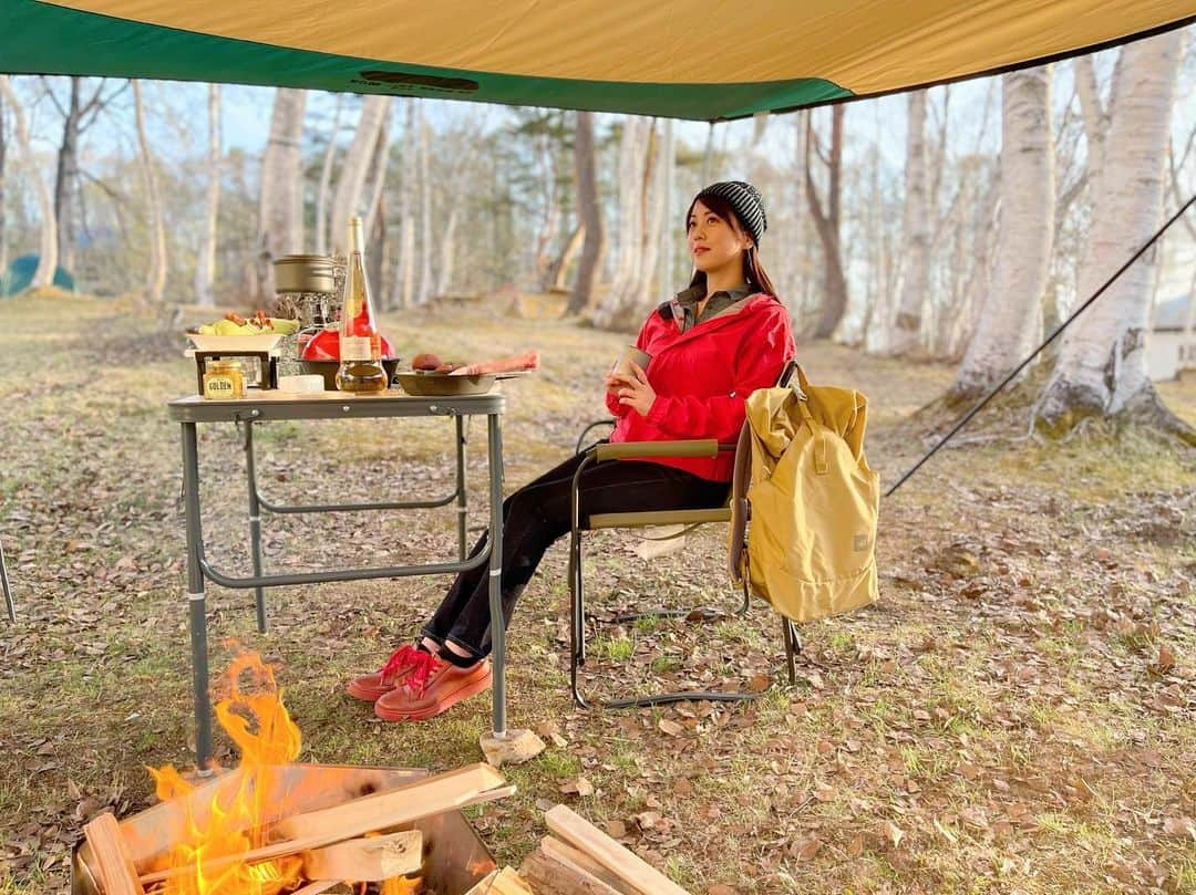 北出恭子のインスタグラム：「・ ・ 最近、私…アウトドアにハマっています🏕❤️﻿ ﻿ 水上温泉の秘境・奥利根温泉♨️ホテルサンバード🏕は、スキー場の芝生や白樺エリアで、手軽にキャンプができます✨﻿ レンタルやアイテムの購入もできるので、初心者でも手ぶらでキャンプが楽しめるのが嬉しいところ😊﻿ ちなみに、大浴場と露天風呂も入り放題♨️🎵﻿ 貸切風呂もあるので、家族やカップルにもおすすめです👨‍👩‍👧‍👦﻿ ﻿ 突然ですが…ここで、私の個人的なアウトドアシーンでのオススメアイテムをちょっとだけご紹介💁‍♀‼️️﻿ ﻿ 1️⃣ウェアは、デザイン性と機能性を併せ持った フランスのメーカー✨ミレー🇫🇷﻿ 👉 @millet_jp  ﻿ 👕トップスは、春夏の新作✨﻿ 「ティフォン 50000 ストレッチ ジャケット」❗️﻿ 高透湿防水ジャケットなのに、生地が軽くて薄くて、まるでシルクをまとっているようなairyな肌触りにビックリ😍❣️﻿ 適度にストレッチも効いていて動きやすいので、アウトドアのアクティブな動きでも快適です😆﻿ ﻿ 🎒バックパックは、女性のために考えられた👩 SUIUシリーズ✨﻿女性が背負ったときに快適になるように設計されたきれいめデザイン🙆‍♀️﻿ 軽くてシンプルなデザインなのにポケットもいっぱいで収納たっぷり⤴️で、耐水＆撥水性があるので、雨の日でも安心☔️日常使いでも活躍しそう👍﻿ ﻿ 2️⃣ フランスのプロヴァンス地方🇫🇷 高品質なオーガニック🌱ロゼワイン✨ 『LVER JAPON(ラビロゼジャポン) 』🍾﻿ 希少価値が高いため、なかなか日本では手に入らないワインです❣️ 👉 @lverjapon   🍷「ランプ ド メデュウス -ロゼ2018」﻿ BIOワイン（無農薬、無化学肥料、オーガニック、環境保護実施等）で、肉料理やグリエした魚介類や野菜、香りや味の強いソースやスパイス料理、揚げ物、パルミジャーノレッジャーノなど、BBQにもピッタリ❣️🍖﻿ ﻿ 温泉に入れる♨️✨﻿ 全国のキャンプ場やグランピング施設を巡りたいなぁと思っています✨🗾﻿ ﻿ 皆さんのおすすめの場所があれば、是非教えてください⛰🙏❗️﻿ ﻿  #キャンプ #アウトドア #キャンプ女子 #グランピング #ロゼワイン #ラビロゼ #ラビロゼジャポン #温泉付きキャンプ場 #millet #ミレー #温泉 #温泉専門家 #北出恭子 #温泉旅行 #旅行 #温泉旅 #温泉女子 #温泉宿  #influencer #japantrip  #japanesegirl #onsen #溫泉 #온천  #hotsprings #spa #kitadekyoko #camp #outdoor  ﻿」