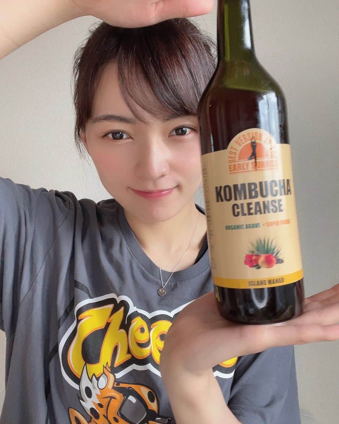 伊藤しほ乃のインスタグラム：「友達で飲んでる子が多い『コンブチャクレンズ』🍎 わたしも始めてみたよ！ ダイエットを考えてる人は取り入れてみて！  わたしは毎朝、セットでついてるカップに入れて炭酸で割ったりしてるよ😊🍹 . . . 何より美味しいい☺️元々りんご酢とか大好きなのでこんな美味しくて美活になっちゃうのがありがたい☺️🌈  気になる成分ですが、  オーガニック、スーパーフード、ボタニカル配合で、 4,000億個の「乳酸菌」と植物由来の「食物繊維」がたっぷり入ってるから身体をスッキリさせてくれます😊 飲み続けると本当にお通じがよくなるよー！ . . 酵素なので疲れづらくなるし、自然と太りづらい身体になりますよ✨ . . ストーリーにサイト載せておくね💓  #続けることに意味がある! #コンブチャクレンズ #酢 #美活#腸活」