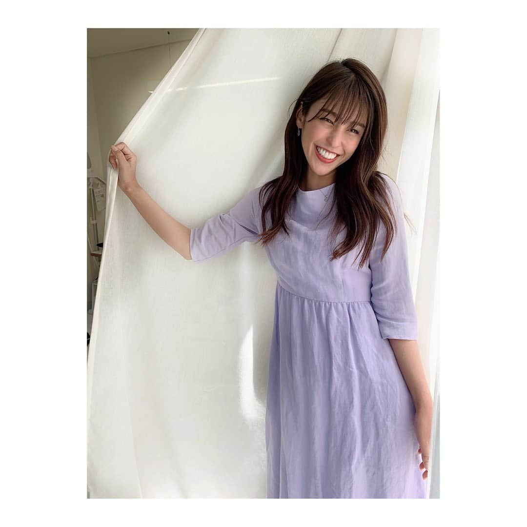 岡副麻希さんのインスタグラム写真 - (岡副麻希Instagram)「.﻿ スタジオの自然光が綺麗だったので﻿ カーテンと戯れました笑﻿ ﻿ それはともかく笑﻿ 少し前にカラーしてきました😊﻿ ﻿ 私は色が抜けやすく黄色になりやすいので﻿ ミント系の色をいれて色味を落ち着かせる作戦で、 色持ちをよくしてもらっています🌿﻿ ﻿ 今回も#ミントグレージュカラー 🤍🧚🏽‍♀️✨ もーりちゃんいつもありがとう〜❣️﻿ @hitomimohri  ﻿ ﻿ 追伸.﻿ 今夜はずーっと楽しみにしてたタイタニック、 たのしみー！🍿﻿ ﻿ ﻿ #金曜ロードショー﻿ #きんようび﻿ #髪の毛事情﻿ #伸ばし中〜！ #グレージュカラー  ﻿ ﻿ ﻿ ﻿ ﻿」5月7日 17時53分 - maki_okazoe_official