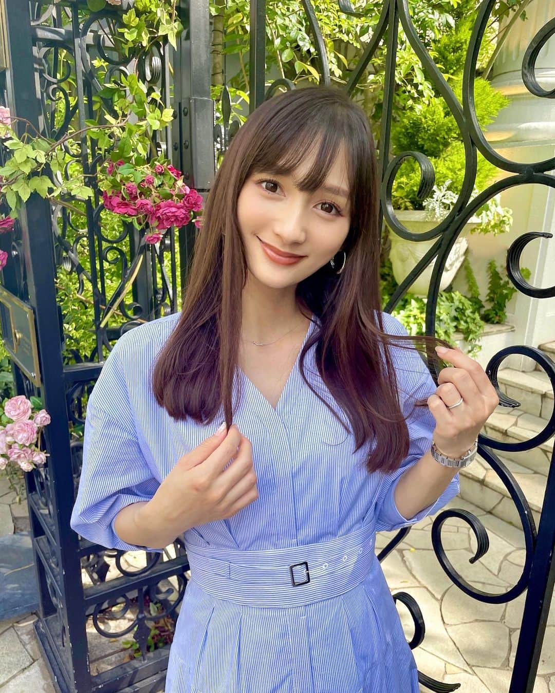 のインスタグラム：「髪もまつ毛も眉も久しぶりに絶好調🥺✨  髪はいつもGARDEN omotesandoの @tatsukahiroshi さんにお願いしています💇‍♀️ 新しいメニューの髪質改善カラーをしていただいたんだけど カラーをしたのに髪がさらっさらになってびっくり！ 動画も撮ったので見てください🤍 カットもしていただいて指通り最高の髪になりました💫 前髪もいつも絶妙すぎて田塚さん以外にはもう頼めない…  そしてまつ毛と眉はなんと約4ヶ月ぶりに整いました👀 いつも @une_fleur_haru さんにお願いしています✨ 今回のまつ毛は根元をしっかり上げて前から見たときに ぱっちり見えるように仕上げていただきました🤍 眉は骨格に合わせてデザインしていただいてます🤭  📍 #gardenomotesando  @tatsukahiroshi 東京都渋谷区神宮前5-2-19 表参道山田ビル2F 03-5468-8686  📍#Unefleur @une_fleur_eyebrow  @une_fleur_eyelash 東京都目黒区上目黒1-17-8 03-6412-8533  #newhair#hair#haircolor#haircut#Instabeauty#garden#omotesando#beauty#japanese#ヘアカラー#ヘアカット#ガーデン表参道#表参道#前髪#前髪カット#シースルーバング#ロングヘア#ミディアムヘア#男の子ママ#新米ママ#まつ毛#まつ毛パーマ#アイブロウ#アイブロウワックス#美眉スタイリング#髪質改善」