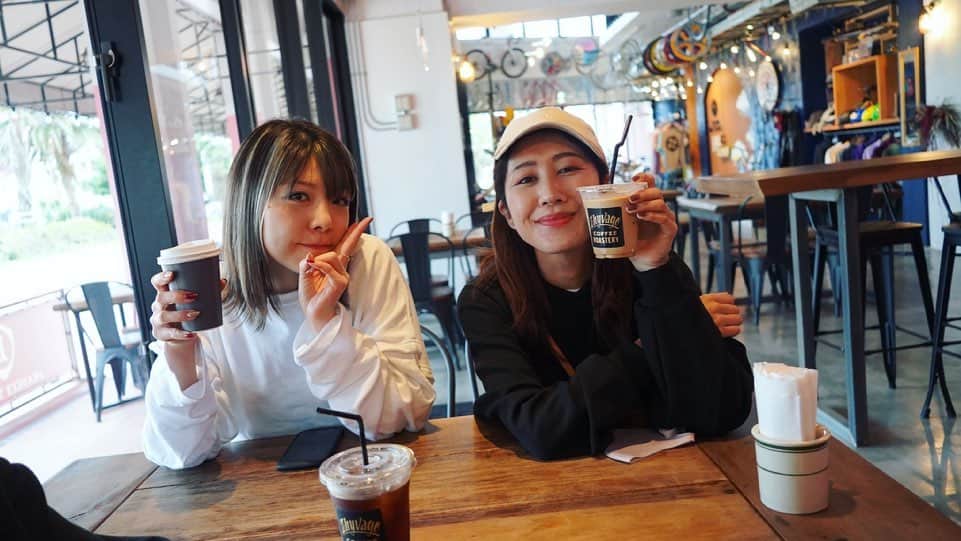 小川麻琴さんのインスタグラム写真 - (小川麻琴Instagram)「沖縄滞在中に MKチームの菊池さん(@kiku_tokyo )とゆりさん(@yuri_s_official )が、お気に入りだと連れて行ってくれた  @zhyvagocoffeeroastery というカフェ☕️  雰囲気も空間もめちゃくちゃ良くて、とってもリラックスできるカフェでした☺️  カフェで過ごす時間が好きなので、素敵なカフェに連れて来てもらえてテンション上がりました🌈✨  #mkcafe  #大切な人  #大切な時間  #沖縄  #ジバゴコーヒー」5月7日 18時04分 - 1029_makoto