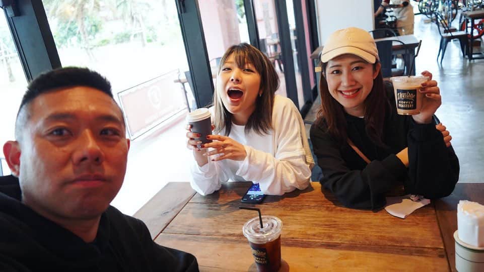 小川麻琴さんのインスタグラム写真 - (小川麻琴Instagram)「沖縄滞在中に MKチームの菊池さん(@kiku_tokyo )とゆりさん(@yuri_s_official )が、お気に入りだと連れて行ってくれた  @zhyvagocoffeeroastery というカフェ☕️  雰囲気も空間もめちゃくちゃ良くて、とってもリラックスできるカフェでした☺️  カフェで過ごす時間が好きなので、素敵なカフェに連れて来てもらえてテンション上がりました🌈✨  #mkcafe  #大切な人  #大切な時間  #沖縄  #ジバゴコーヒー」5月7日 18時04分 - 1029_makoto