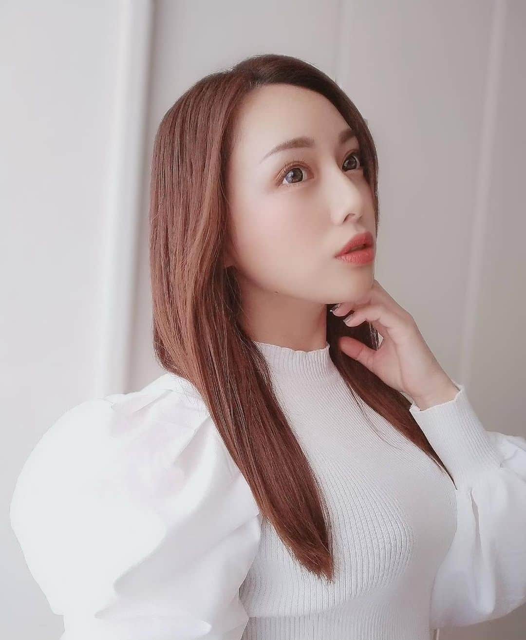 のインスタグラム：「オーガニックシャンプーって 泡立ちが悪い🙅‍♀️とか 髪がきしむ🙅‍♀️とか 聞いたことあったけど ロンドGINZAの密着保湿オーガニックヘアケアは 人気のヘアサロンやから 使いはじめたけど 少量でもちゃんと泡立つし 密着保湿のトリートメントでしっとりするし 頭皮ケアもできるしで 聞いてた話と全然違うくて かなり良かった😳👏 普段パサついてる髪質やけど こんなにも変化でたよ✨ だまされたと思って使ってみて🥰  @kenjin_official @londgroup  #ロンドオーガニック　#密着保湿 #自宅ケア #シャントリ #シトラスハーブの香り #美髪になりたい #美髪 #シャンプートリートメント #美容 #ヘアトリートメント」