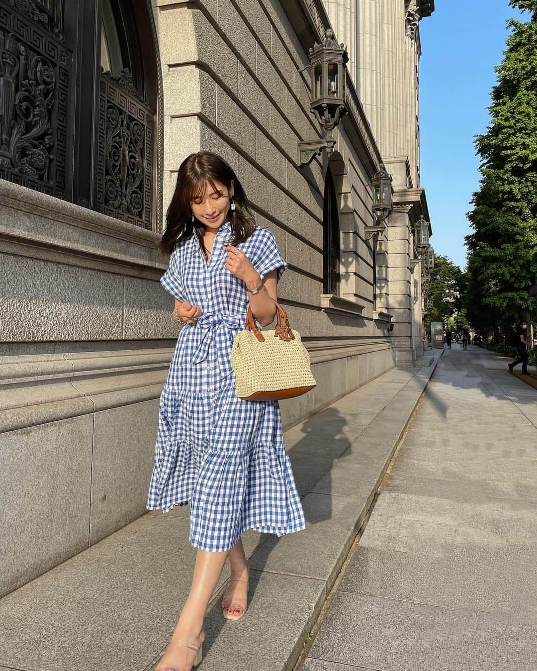 のインスタグラム：「𝐋𝐚𝐮𝐫𝐞𝐧 𝐑𝐚𝐥𝐩𝐡 𝐋𝐚𝐮𝐫𝐞𝐧.𓃗🚩 ☩☩☩☩☩☩☩☩☩☩☩☩☩☩☩☩☩☩☩☩☩☩☩☩ 爽やかギンガムチェックのワンピは @LaurenRalphLauren の🏇✨  『ローレン』は 「ラルフ ローレン」の様々あるブランドの中のひとつ✨  リネン100%だからサラッと着れて、ベタつかない✨ 梅雨や夏にピッタリなワンピース𓆡𓆜𓇼𓈒  ドルマンスリーブでカジュアルな雰囲気だよ☺️ 大好きなティアード🐎  かごバッグもマスクもローレンだよ𓃗🚩 バッグは肩がけもできて大容量だし、 内ポケットも多くてロゴマークが可愛い🧡  昨日赤ちゃんに癒されたので ますます犬猫が欲しい🙄  onepiece&bag&mask #ローレンラルフローレン  #きれいめカジュアル#カジュアルコーデ#きれいめコーデ#ワンピース#春夏コーデ#ワンピース#デートコーデ#シャツワンピース#30代ファッション#かごバッグ#大人フェミニン#夏コーデ#LaurenStyle#locari」