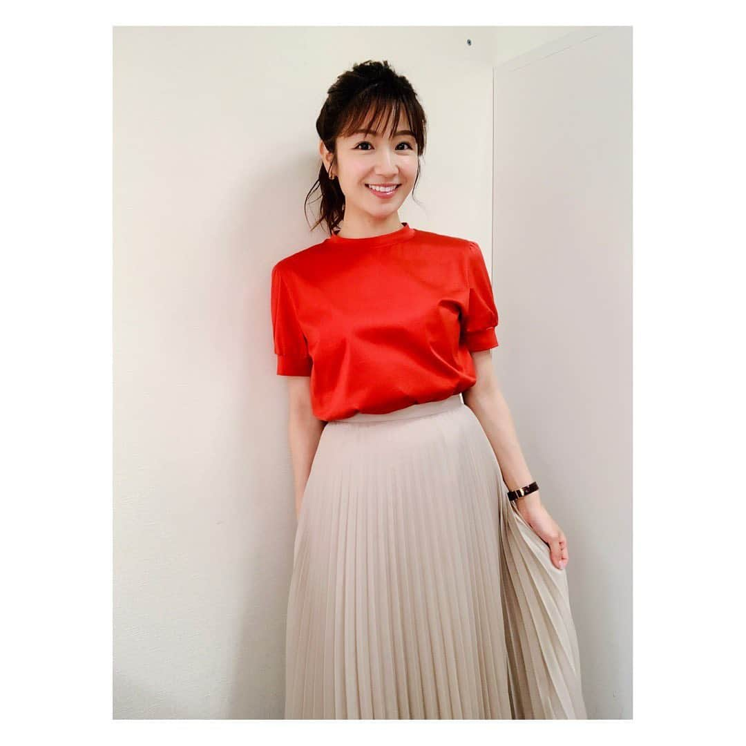 長野美郷さんのインスタグラム写真 - (長野美郷Instagram)「木曜日のプライムニュース😊 もう#半袖 ！ このくらいの気候が長く続いてくれるといいのになぁ〜🥺  昨日は珍しく、#宇宙探査 について2時間お話伺いました🌌 昔から好きな分野だったので、興味津々❣️日本の技術力の高さに改めて驚きました✨  #火星探査 や#はやぶさプロジェクト について詳しく伺ったのですが、、、 一先ずわたし、パネルの火星の写真と同じ色だったのでパシャリ！🤳😂  #プライムニュース #ナイスタイミング #狙ったことにしておこう 😎 #火星 #はやぶさ #宇宙のことを考えていると悩みなんてちっちゃく感じる　ところが好き😊」5月7日 18時30分 - misato_nagano_1127