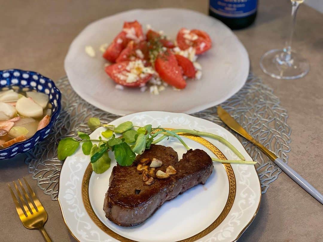 阿部優貴子のインスタグラム：「先日の結婚記念日ごはん。 少しいいお肉を買って おうちでステーキ🥩 ニンニクチップと、 和風の玉ねぎソースで食べるのが好き🧅 付け合わせは冷蔵庫の余り物で トマトのマリネとカブのスープ🌱 この一年で家での楽しみ方をずいぶん覚えました😌🥂  #あべゆきごはん #おうちディナー #おうちごはん #結婚記念日 #結婚記念日ディナー」