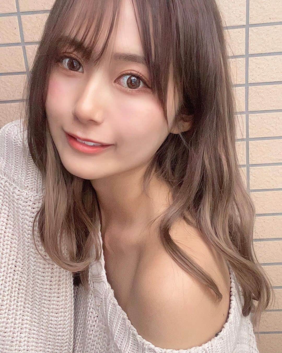 後藤佑紀のインスタグラム：「. glow渋谷店さんでプルエクステを つけて頂きました💇‍♀️期間限定💇‍♀️ . どうかな？？？🥺💓 . 担当は @grow_asuka さん . 今回は120本つけて頂きました！ 元がボブだったけどしっかり馴染みました！ 巻き方も丁寧に教えて貰えたよ🥰 . ありがとうございました✨ . . #プルエクステ #エクステ #巻き髪 #ヘアカラー #ヘアサロン #渋谷 #ヘアメイク #サロモ #モデル #ポトレ #被写体 #作品撮り #作品撮りモデル #좋아요환영 #팔로미 #아웃핏 #패션 #イエベメイク  #レースクイーン #イベントコンパニオン #ラウンドガール #时尚 #搭配 #模型」