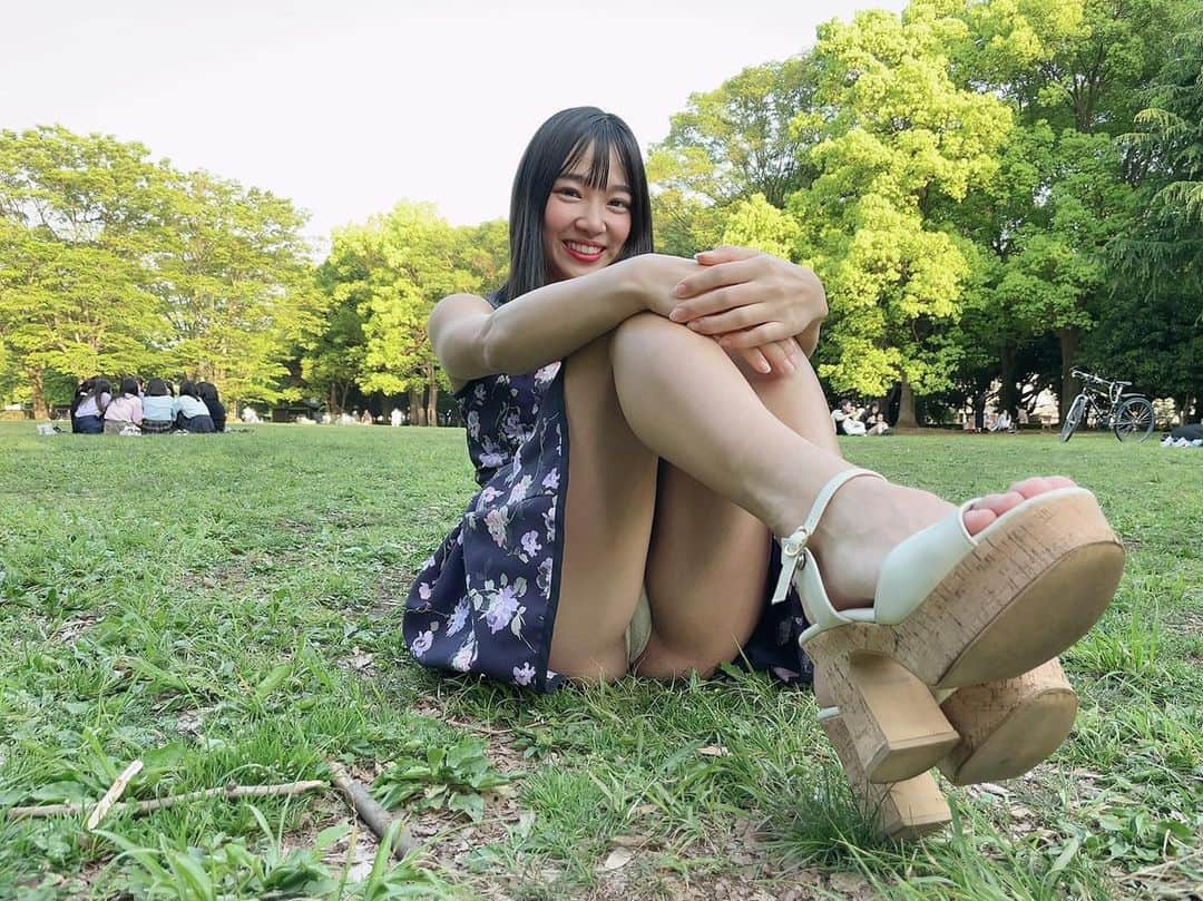 藍沢梨夏のインスタグラム：「鬼ごっこするから公園集合🍀 梨夏が鬼だよ？🏃‍♀️💨  #ちらり #チラリズム探究家 #藍沢梨夏 #代々木公園 #グラビア #グラビアアイドル #gravure #tokyogirl」