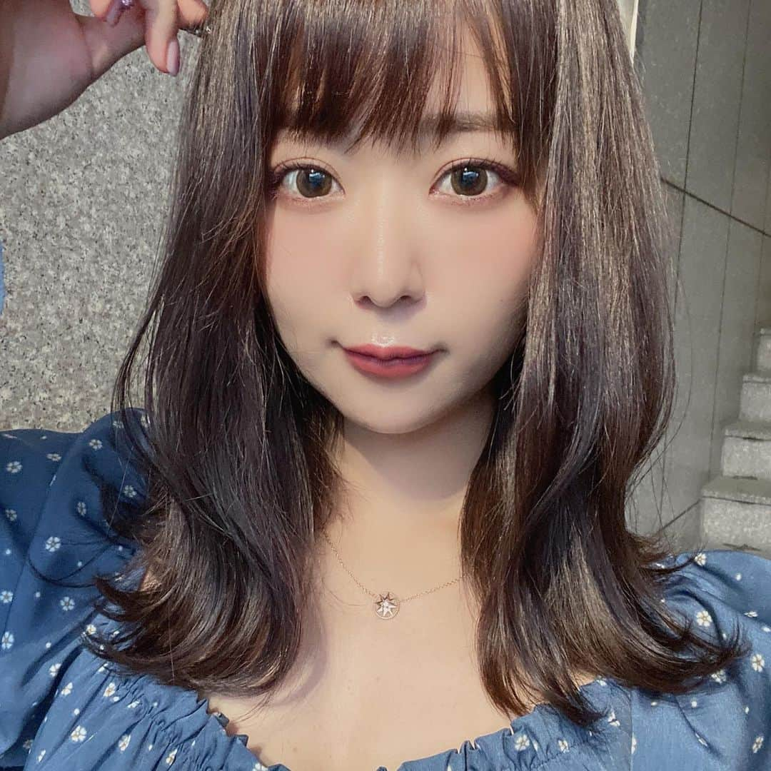 井口裕香さんのインスタグラム写真 - (井口裕香Instagram)「💜🤍💙 カラーと前髪カット！ やっと前髪が定まった〜うれしい〜 そして、この髪の巻き方かわいいい〜  小池さん @lewinxiaochi  ありがとうございました🌷 ドライヤーで汗だくになってすみません😇 髪色とてもきれいです！かわいい色☺️✨ シルバーとパープルを合わせたそうです？命名は？  👦🏻「んー、シルパー！」 …ほんとかな？🤨笑  #シルバーパープル #自然光に当たると更に綺麗  #うれぴや #おねいさんや👩🏻‍🦱 #いぐちゆかさんじゅうにさい #名実ともにおねいさんや！！！！！！ . . . ちなみに今日、買ったばっかりのNARSの下地とクッションファンデ使ってみたら、最高に良きでした！！！感動！崩れない！ナチュラル！すごくすき🥺 リップはこないだ載せたDiorです、めちゃくちゃ良きです💋 #まあ特盛りアプリで撮っちゃって全然伝わらないんだけども🤪」5月7日 19時19分 - ooo31_iguchiyuka_31ooo