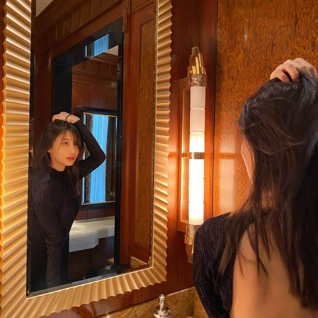小倉優香さんのインスタグラム写真 - (小倉優香Instagram)「たまには背中開きドレスでも👗  こうゆうときってヌーブラだと不安だからテーピングを見えないように巻きつけてかっちり固めてます。 #ドレスアップ #ブラジャー #できない #裏ワザ #小倉ゆうか」5月7日 19時20分 - ogurayuka_official