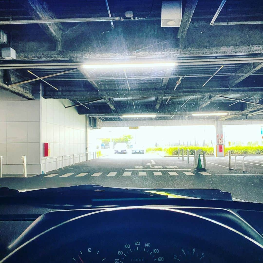 山内圭哉さんのインスタグラム写真 - (山内圭哉Instagram)「お疲れ様です。 明日の19時、私のアカウントから新ロイヤル大衆舎のインスタライブをやると思います。KAATアトリウム特設劇場の様子なんかも伝えれると思います。私のInstagramフォローしといて頂けたらお知らせ行くと思います。」5月7日 19時24分 - yamauchi_takaya