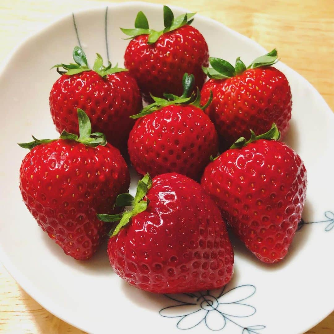 杉原凜さんのインスタグラム写真 - (杉原凜Instagram)「. 地元 本庄市で作られたいちご🍓 ちょっと前ですが、母から送られてきました！ 真っ赤！！！😳 そして、あまーーーい！！🤤❤️  #あまりん  #彩の国 #埼玉県 の #新品種いちご」5月7日 19時25分 - sugihara_rin