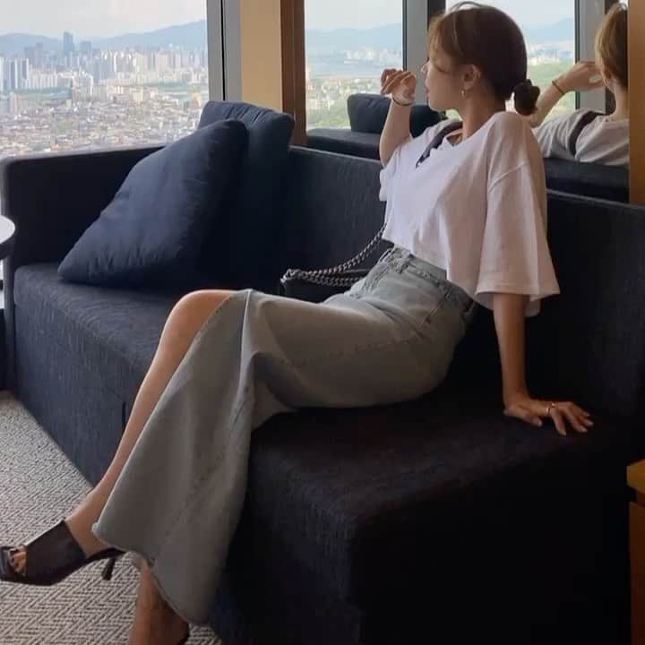 チ・ユンミのインスタグラム：「와, 마른윤미야 안농😉 이영상 보니까 우리 뮤센스 샌들힐 다시 신고 싶다.. 인기폭팔이였눈데..💓 고객님들 알죠.. 죠거 무지 편하고 유행안타고 .. 흠 재진행 함 계획좀 짜 보까요?😎  아아 그리고 스틸레토는 오늘 주문 마감해요💓😍」