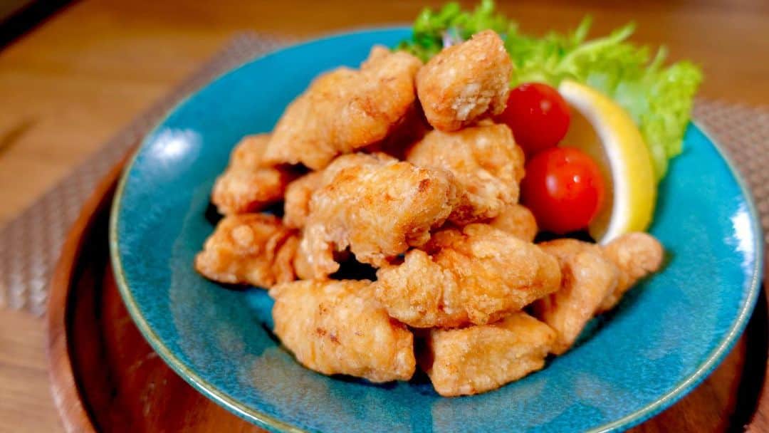 馬場裕之のインスタグラム：「食べたくなったらすぐ出来る唐揚げ😊 なかなか忙しくて準備できない時にも作れるポイントを紹介してます😆🍻  YouTube「馬場ごはん」 にてご視聴くださいー😸 . ▷ @hiro88 ◁ ⇧⇧⇧⇧⇧⇧⇧ こちらをクリック😻  #新しい日常  #一緒にやってみよう #おうちごはん  #吉本自宅劇場  #馬場ごはん #簡単 #からあげ #おつまみ #ビールに合う #ハイボール #おかず」