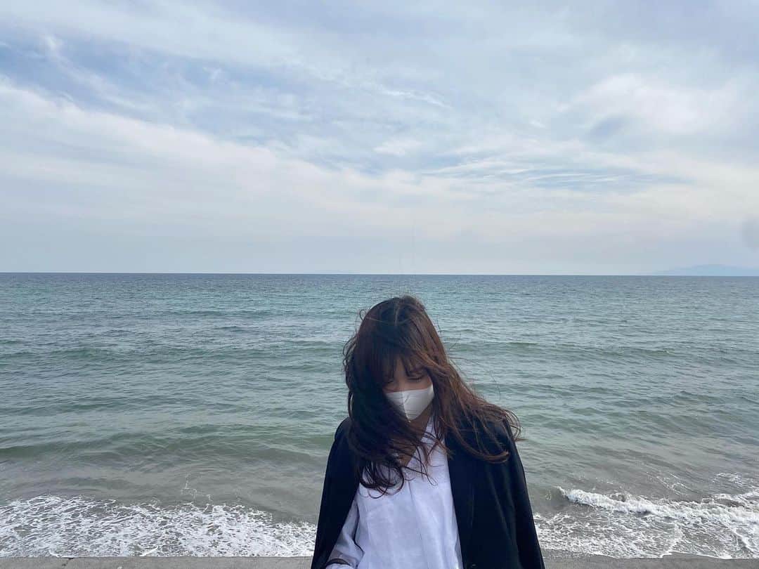 のインスタグラム：「. 少し前の写真だけど ここから結構髪の毛短くなった〜  緊急事態宣言延長、、 今年の夏はマスクなしにならないかなあ🙄  #湘南 #海 #七里ヶ浜」