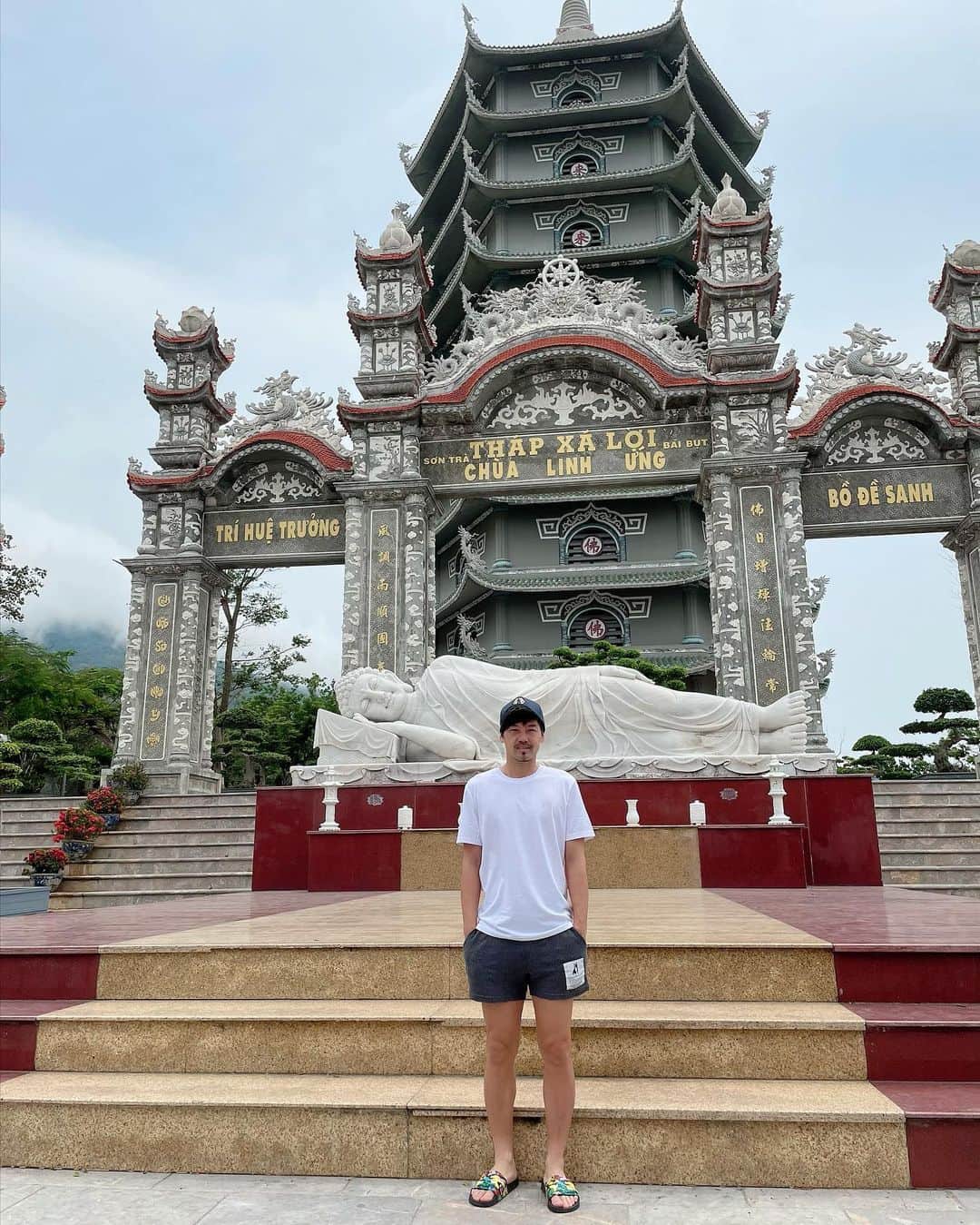松井大輔のインスタグラム：「ダナン　Da Nang 　 天気悪かったね。  #vietnam  #danang #sea #trip #yokohama  #tokyo #soccerjunky  #style #fashion  #足長くみえる」
