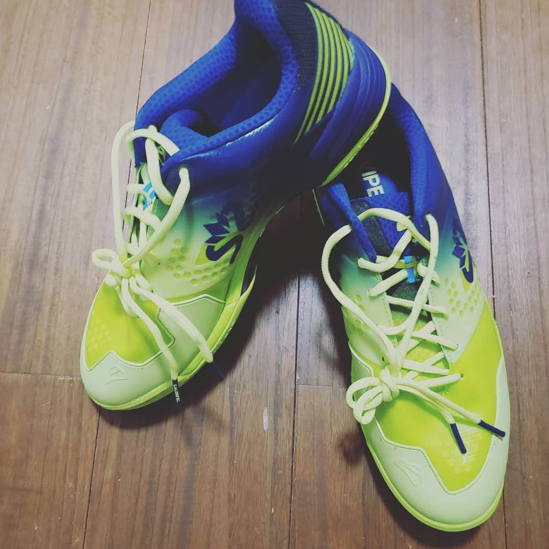 岩下祐太さんのインスタグラム写真 - (岩下祐太Instagram)「SALMINGインドアシューズ👟 #ヴァイパー5  #ライムパンチ  #ナインティワン #ベージュ #ゴールキーパー用」5月7日 20時10分 - yiwasita