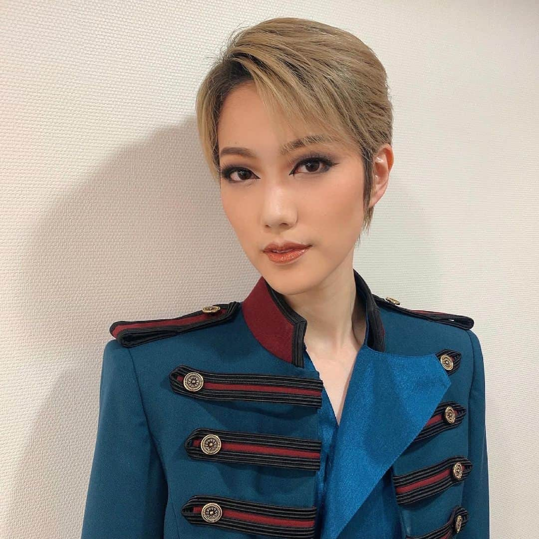 七海ひろきさんのインスタグラム写真 - (七海ひろきInstagram)「☆ 「エリザベートTAKARAZUKA25周年スペシャルガラコンサート」 梅田芸術劇場公演、そして東急シアターオーブ公演終わりましたー！！ . こんなスペシャルな公演に出させて頂けて、懐かしかったり初めましてな皆さんと舞台をお届けできて本当に幸せでした。全日程キャストの皆さん、オーケストラの皆さん、スタッフの皆さん、支えて下さった全ての皆様に感謝しかありません^ - ^ . 同期である89期のみんなとも写真撮りましたー！！ 時を経て、またこうやって同じ舞台に立ってお互いに不思議な絆を感じ合ったように思います。興奮で鳥肌立ちました！！ . 宝物がまた一つ増えました。 . . このような状況となり、東京公演が一部中止になったことで劇場にくるのを楽しみにしていた方々は、とても残念に思われたと思います。ですが、無観客生配信という形ではありますが、皆さんに見て頂けたこと本当に感謝しています！！ . 知れば知るほど魅力が増していくエリザベートという作品が、50年100年と語り継がれていきますように✨ 本当にありがとうございました！！ . #エリザベートガラコンサート #ルドルフ #コスチュームバージョン #飾りは人それぞれ (ルドルフ) #スペシャルバージョン #89期 #同期 #尊い #明日海りお さん  #望海風斗 さん #夢咲ねね さん #純矢ちとせ さん #大月さゆ さん #美翔かずき さん #梅田芸術劇場 #大阪といえばたこ焼きや #東急シアターオーブ #迷路みたいで迷子になった  #七海ひろき」5月7日 20時17分 - hirokinanami773