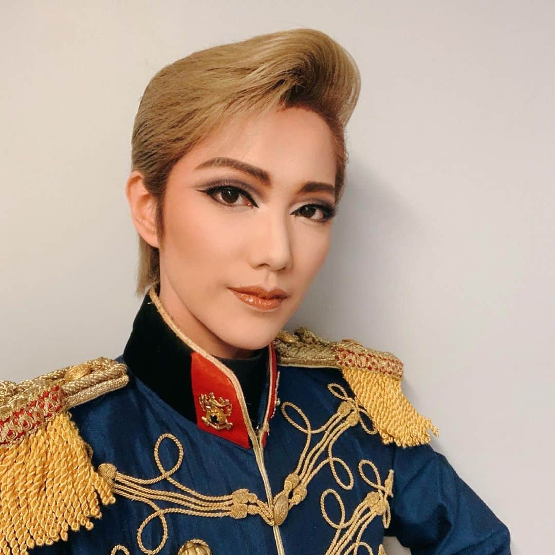 七海ひろきさんのインスタグラム写真 - (七海ひろきInstagram)「☆ 「エリザベートTAKARAZUKA25周年スペシャルガラコンサート」 梅田芸術劇場公演、そして東急シアターオーブ公演終わりましたー！！ . こんなスペシャルな公演に出させて頂けて、懐かしかったり初めましてな皆さんと舞台をお届けできて本当に幸せでした。全日程キャストの皆さん、オーケストラの皆さん、スタッフの皆さん、支えて下さった全ての皆様に感謝しかありません^ - ^ . 同期である89期のみんなとも写真撮りましたー！！ 時を経て、またこうやって同じ舞台に立ってお互いに不思議な絆を感じ合ったように思います。興奮で鳥肌立ちました！！ . 宝物がまた一つ増えました。 . . このような状況となり、東京公演が一部中止になったことで劇場にくるのを楽しみにしていた方々は、とても残念に思われたと思います。ですが、無観客生配信という形ではありますが、皆さんに見て頂けたこと本当に感謝しています！！ . 知れば知るほど魅力が増していくエリザベートという作品が、50年100年と語り継がれていきますように✨ 本当にありがとうございました！！ . #エリザベートガラコンサート #ルドルフ #コスチュームバージョン #飾りは人それぞれ (ルドルフ) #スペシャルバージョン #89期 #同期 #尊い #明日海りお さん  #望海風斗 さん #夢咲ねね さん #純矢ちとせ さん #大月さゆ さん #美翔かずき さん #梅田芸術劇場 #大阪といえばたこ焼きや #東急シアターオーブ #迷路みたいで迷子になった  #七海ひろき」5月7日 20時17分 - hirokinanami773