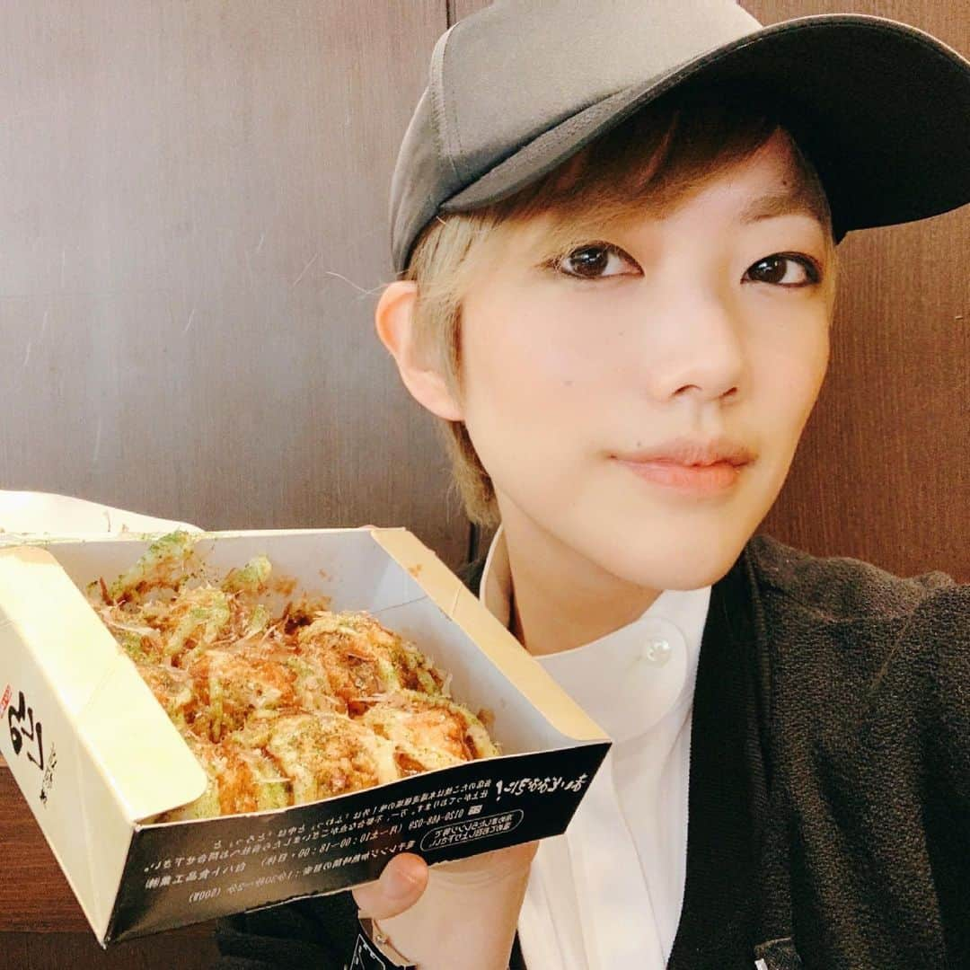 七海ひろきさんのインスタグラム写真 - (七海ひろきInstagram)「☆ 「エリザベートTAKARAZUKA25周年スペシャルガラコンサート」 梅田芸術劇場公演、そして東急シアターオーブ公演終わりましたー！！ . こんなスペシャルな公演に出させて頂けて、懐かしかったり初めましてな皆さんと舞台をお届けできて本当に幸せでした。全日程キャストの皆さん、オーケストラの皆さん、スタッフの皆さん、支えて下さった全ての皆様に感謝しかありません^ - ^ . 同期である89期のみんなとも写真撮りましたー！！ 時を経て、またこうやって同じ舞台に立ってお互いに不思議な絆を感じ合ったように思います。興奮で鳥肌立ちました！！ . 宝物がまた一つ増えました。 . . このような状況となり、東京公演が一部中止になったことで劇場にくるのを楽しみにしていた方々は、とても残念に思われたと思います。ですが、無観客生配信という形ではありますが、皆さんに見て頂けたこと本当に感謝しています！！ . 知れば知るほど魅力が増していくエリザベートという作品が、50年100年と語り継がれていきますように✨ 本当にありがとうございました！！ . #エリザベートガラコンサート #ルドルフ #コスチュームバージョン #飾りは人それぞれ (ルドルフ) #スペシャルバージョン #89期 #同期 #尊い #明日海りお さん  #望海風斗 さん #夢咲ねね さん #純矢ちとせ さん #大月さゆ さん #美翔かずき さん #梅田芸術劇場 #大阪といえばたこ焼きや #東急シアターオーブ #迷路みたいで迷子になった  #七海ひろき」5月7日 20時17分 - hirokinanami773