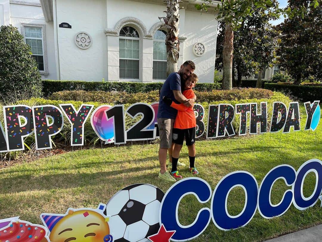 アントニオ・ノチェリーノのインスタグラム：「Buon compleanno coco mio  I love  you so  much @francesco_nocerino23 🎉🎊🎉🎊🎉🎊 #+12」