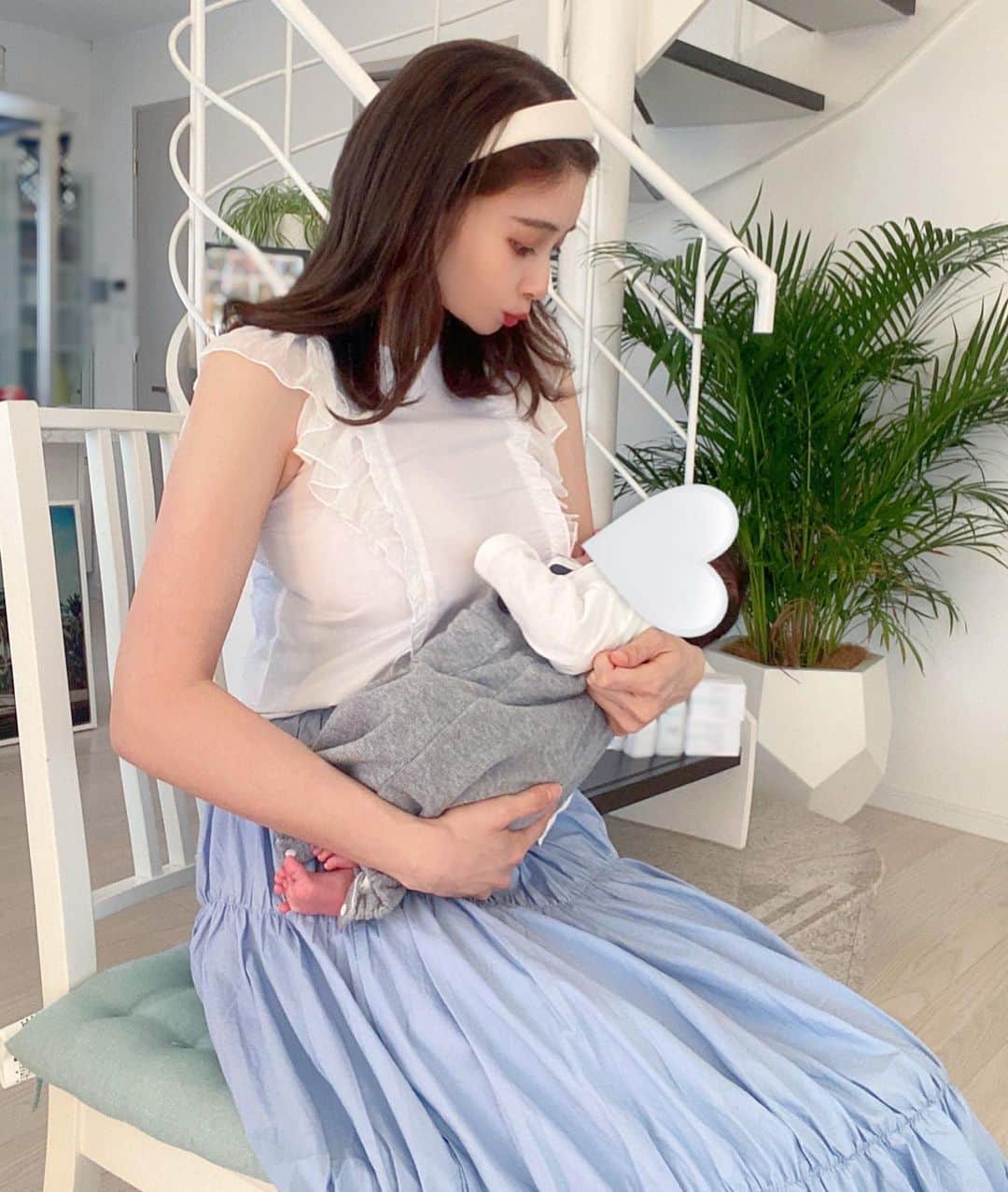 得あゆさんのインスタグラム写真 - (得あゆInstagram)「Mothers day👱🏻‍♀️👶🏻💕💭(少し早めの) 人と比べる必要は無し！ みんな頑張ってる！みんな素敵！✨ ・ ・ ・ ・ ・ ・ ・ ・ ・ ・ ・ ・ ・ ・ ・ #母の日#mothersday#ガーリーコーデ#カチューシャ#シャツ#スカート#大人可愛い#オトナ女子#セットアップ#春メイク#春コーデ#ヘアアレンジ#おうち#ゴールデンウィーク#おうち時間#ママコーデ#ママファッション#男の子ベビー#男の子ママ#主婦#赤ちゃんのいる暮らし#家族#男の子#ママ友#子育て#子育てママ#girlystyle#setup#babyboy#mamagirl」5月7日 20時37分 - tokuayu819