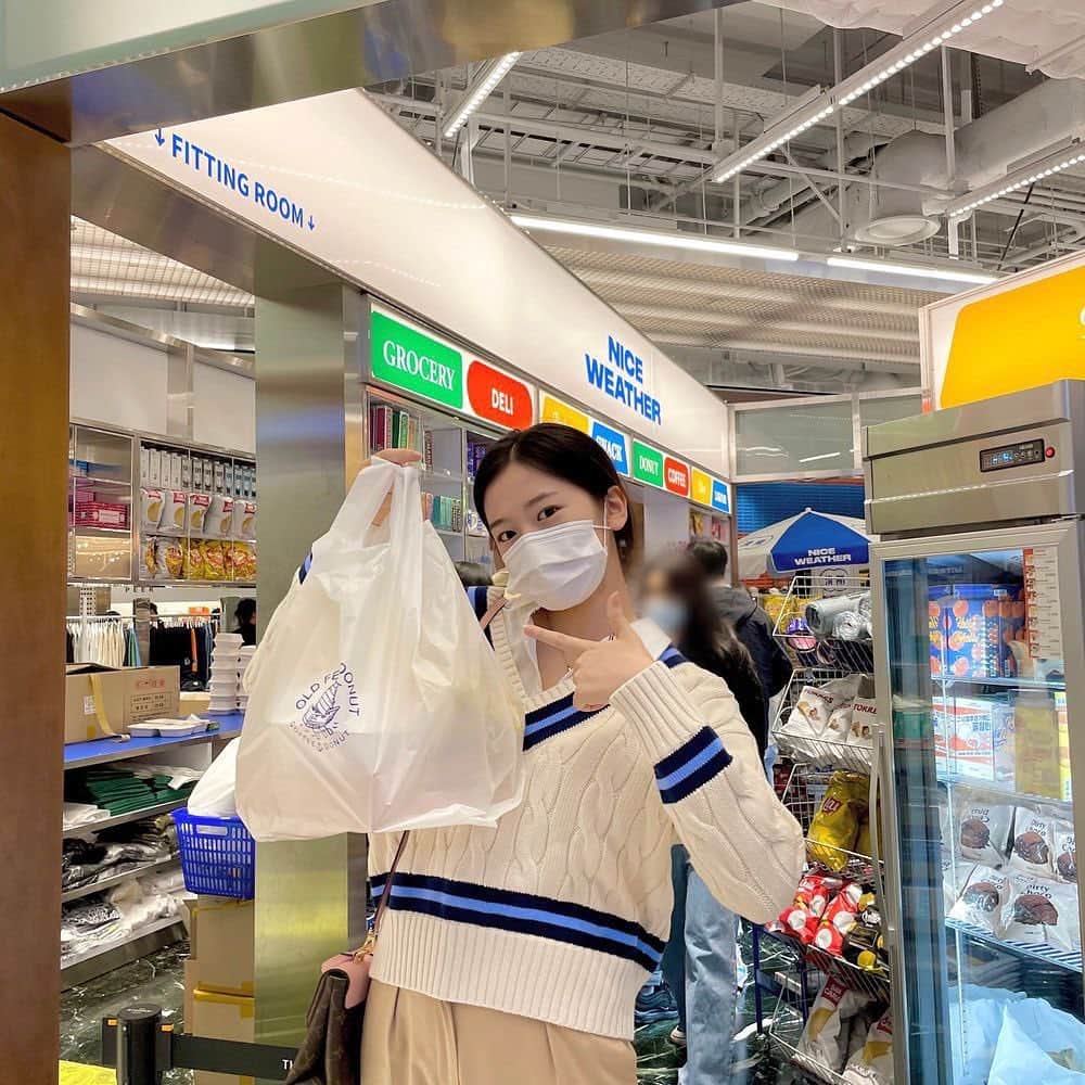アン・ユジンさんのインスタグラム写真 - (アン・ユジンInstagram)「grocery shopping with yujin 🛍🛒」5月7日 20時38分 - only1elonmusk