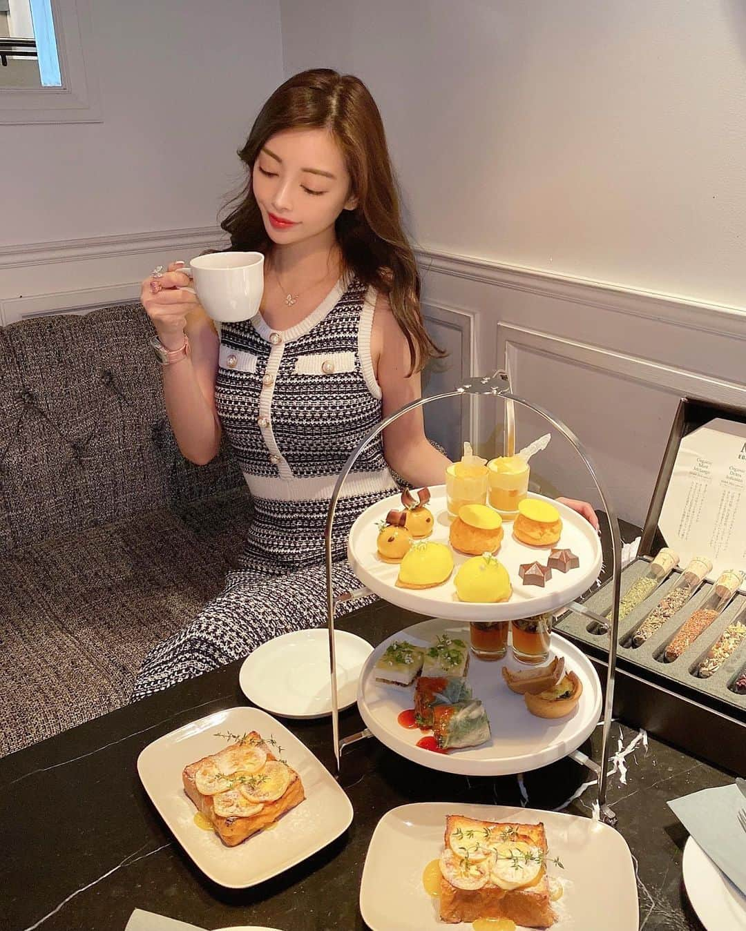 小川ももえさんのインスタグラム写真 - (小川ももえInstagram)「@mercer_office  M  HOUSEの檸檬🍋アフタヌーンティー🧁💝 セイボリーも充実してて🙆‍♀️✨✨  私は特にレモンのフレンチトースト？が美味しすぎて一瞬で食べてしまったよ👅 可愛いし美味しくてお店もお洒落でおすすめ🤍🤍🤍  お洋服は　@belinda_official_world   #マーサーブランチ#エムハウス#エムハウス恵比寿#Mhouse#marcerbrunch#アフタヌーンティー#アフタヌーンティー巡り#belinda#ベリンダ#東京アフタヌーンティー#恵比寿カフェ#ebisucafe#恵比寿#ebisu#東京カフェ#東京カフェ巡り」5月7日 20時53分 - momoe_0406