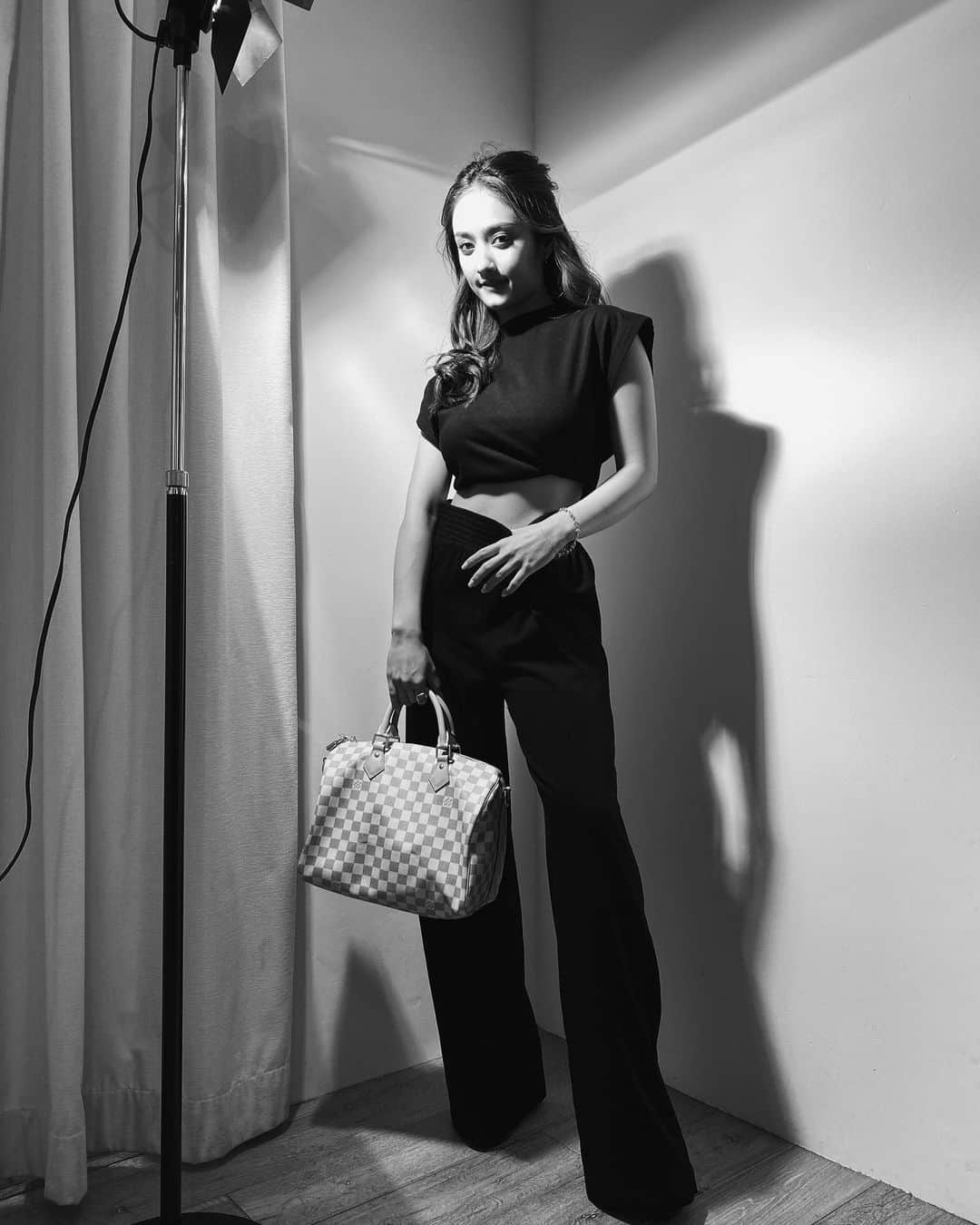 のインスタグラム：「お仕事帰りの🖤 セットアップ大好きなので、撮影の日はセットアップになりがち。。。です🥺💖気合を入れたいときはセットアップでも黒を選びますね🥺  ところで、顔を見るだけで笑顔にさせてくれる人ってすごいですよね🤣🤣　私は妹と弟がいるので、2人の顔を見るだけでお姉ちゃん癒されてなんでも頑張れちゃうんです。笑 単純と言えば単純です。単純だねとよく言われます。。。いやいやただシンプルに2人が癒しなだけなんです！変顔なんて送ってくれた時には笑いを堪えるのに大変で、携帯見ながら1人で笑ってる人になります。 もう存在してくれるだけで感謝です。笑 キューブあげたいくらいです❤️ 今日もお仕事でバラバラでも写真を見ると愛しくて、ニヤニヤしちゃう自分がいるのです。　はぁ幸せ。笑 ただそれだけです。  人ももちろん、キャラクターとか、お守りとかチョコレートとか←これは私です。🍫 を見ると元気な気持ちにさせてくれるものがあると気持ちのリセットができたり心を緩めたりできますよねん！ 最近よく聞くのは五条先生ですね。。笑年齢関係なく五条先生聞きますね。。。 僕最強だから。。。。私も何かあったら言ってみようかな。。🤣😏😏  今日もお疲れ様です❤️ 日記でしたぁ」