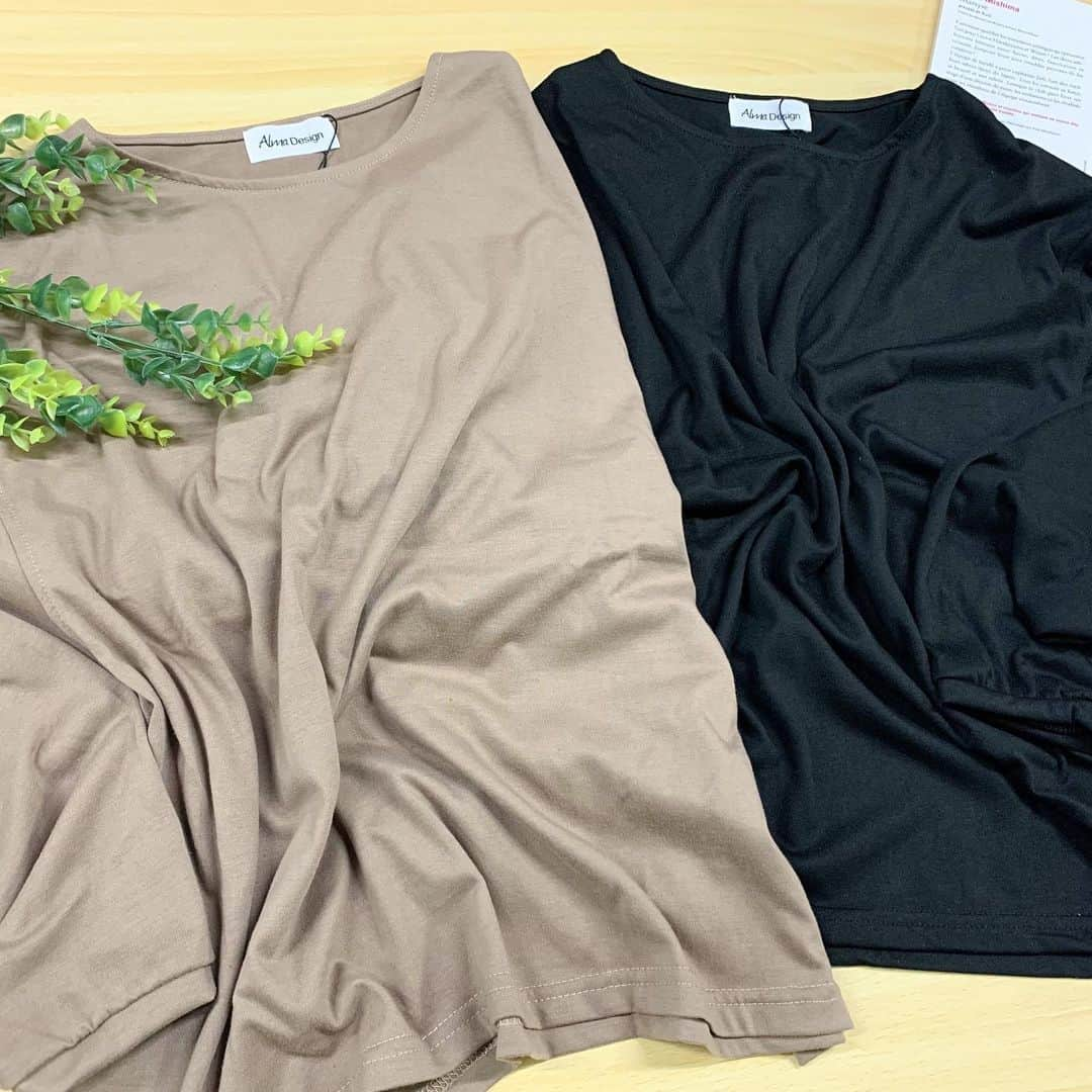 aki【EXSOME】のインスタグラム：「シンプルで使いやすいTシャツ😉 柔らかい生地感で着心地が抜群です♪ 袖に程よいボリュームがあるのがポイント💡💕 . . . . ☑︎ボリューム袖Tシャツ ☑︎2,980円 ☑︎モカベージュ／ブラック . . . #tシャツ #シンプル #淡色女子 #プチプラ #プチプラファッション #ナチュラルコーデ #春コーデ #ママコーデ #カジュアルコーデ #シンプルコーデ #mineプチプラ部 #mineby3mootd #exsome_official」