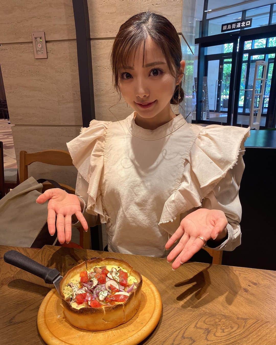 山下みちるさんのインスタグラム写真 - (山下みちるInstagram)「・ 美味しそうなもの見つけた👀♥️  初めてのシカゴピザです🌟 チーズ好きのわたしにはたまらなかった〜🤤  バイトのために珍しくアップヘア🦋 ・ #カフェ #カフェ巡り #シカゴピザ #ヘアアレンジ #お団子ヘア #ファッション #大学生コーデ #데일리룩 #카페 #푸드스타그램 #좋아요 #00년생 #instafood #fashion #instafashion #instagood #cafe」5月7日 21時07分 - hello_chiruchiru