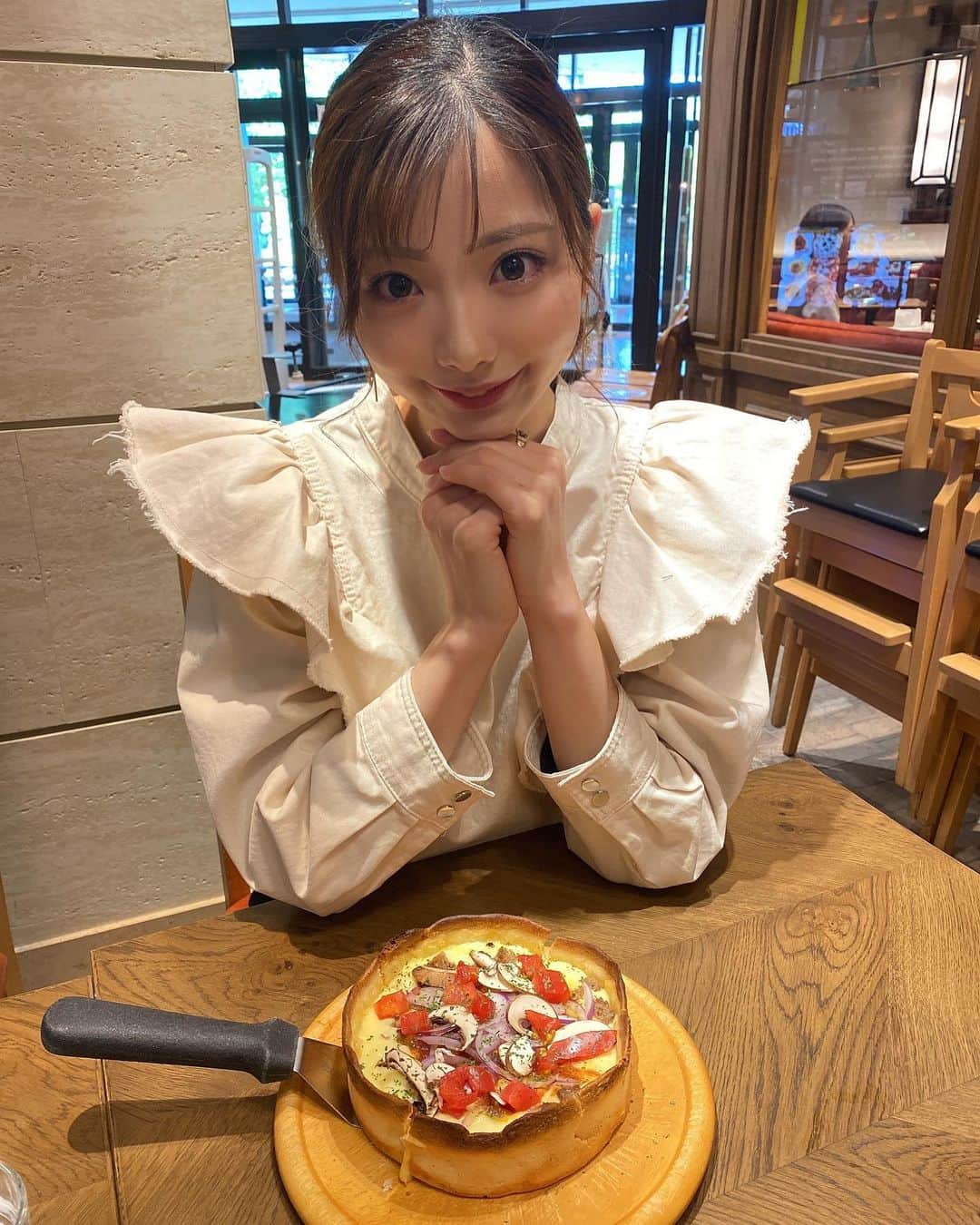 山下みちるさんのインスタグラム写真 - (山下みちるInstagram)「・ 美味しそうなもの見つけた👀♥️  初めてのシカゴピザです🌟 チーズ好きのわたしにはたまらなかった〜🤤  バイトのために珍しくアップヘア🦋 ・ #カフェ #カフェ巡り #シカゴピザ #ヘアアレンジ #お団子ヘア #ファッション #大学生コーデ #데일리룩 #카페 #푸드스타그램 #좋아요 #00년생 #instafood #fashion #instafashion #instagood #cafe」5月7日 21時07分 - hello_chiruchiru