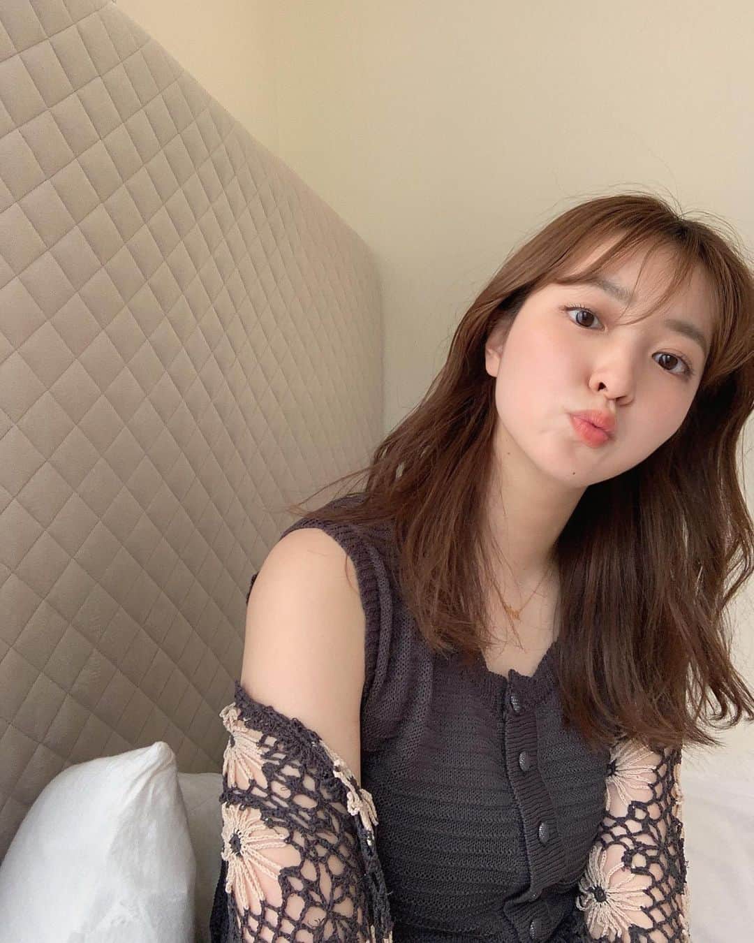 大野愛友佳のインスタグラム：「グレーブラックの鍵編みセットアップ。  お花の鍵編みがかわいくて。 カラーもグレーよりのブラックなのがすごくすき。 @miss_me_by_chaling  ゆるいのにマーメイドラインなとこにもきゅん✨  #missmebychaling #マーメイドワンピース#鍵編み#夏ニット#自然光#フラワーワンピース#休日コーデ#お部屋コーディネート#ベッドルーム」