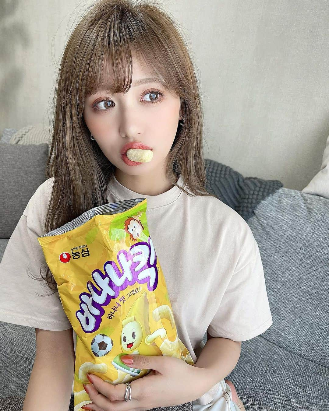 伊藤実祐さんのインスタグラム写真 - (伊藤実祐Instagram)「﻿ バナナキック 🕺🍌⚽️﻿ ﻿ 韓国のお菓子なんやけど、﻿ 見つけたら食べてみて！... おいしぃ🤤😍💓﻿ ﻿ ﻿ カールのような、キャラメルコーンのような﻿ 開けたら止まらん。やめ時分からん🐷💭﻿ ﻿ 今もこれ書きながら、パクパク食べてる。﻿ もぉ一袋食べ終わる。 ﻿ ﻿ ﻿ ﻿ ﻿ #韓国料理 #韓国お菓子 #韓国スイーツ #バナナキック #바나나킥 #インテリア #インテリアコーディネート﻿ #デートコーデ #イエベ #イエベ秋 #イエベメイク﻿ #ラッシュリフト #アイメイク﻿ #감성　#감성돋다﻿ #일상스타그램　#좋아요그램　#데일리코디﻿ #오오티디　#데일리코디　#메이크업﻿ #뷰티스타그램　#코스메틱　#여행그램﻿ #일본　#일본여행　#먹스타그램﻿ #伊藤実祐 #いとうみゆ #みゆちゃい﻿ ﻿ ﻿ ﻿今日なんかずっと食べてるなぁ。 すごい過食。ぶんなぐりたい。←」5月7日 21時15分 - miyu.61