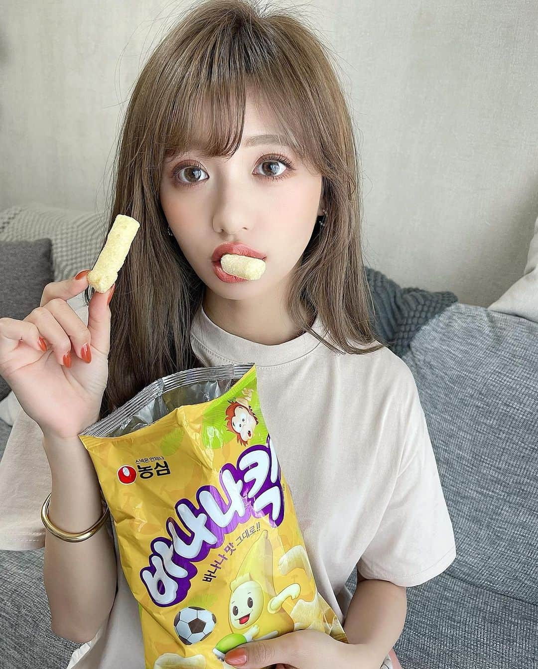 伊藤実祐さんのインスタグラム写真 - (伊藤実祐Instagram)「﻿ バナナキック 🕺🍌⚽️﻿ ﻿ 韓国のお菓子なんやけど、﻿ 見つけたら食べてみて！... おいしぃ🤤😍💓﻿ ﻿ ﻿ カールのような、キャラメルコーンのような﻿ 開けたら止まらん。やめ時分からん🐷💭﻿ ﻿ 今もこれ書きながら、パクパク食べてる。﻿ もぉ一袋食べ終わる。 ﻿ ﻿ ﻿ ﻿ ﻿ #韓国料理 #韓国お菓子 #韓国スイーツ #バナナキック #바나나킥 #インテリア #インテリアコーディネート﻿ #デートコーデ #イエベ #イエベ秋 #イエベメイク﻿ #ラッシュリフト #アイメイク﻿ #감성　#감성돋다﻿ #일상스타그램　#좋아요그램　#데일리코디﻿ #오오티디　#데일리코디　#메이크업﻿ #뷰티스타그램　#코스메틱　#여행그램﻿ #일본　#일본여행　#먹스타그램﻿ #伊藤実祐 #いとうみゆ #みゆちゃい﻿ ﻿ ﻿ ﻿今日なんかずっと食べてるなぁ。 すごい過食。ぶんなぐりたい。←」5月7日 21時15分 - miyu.61